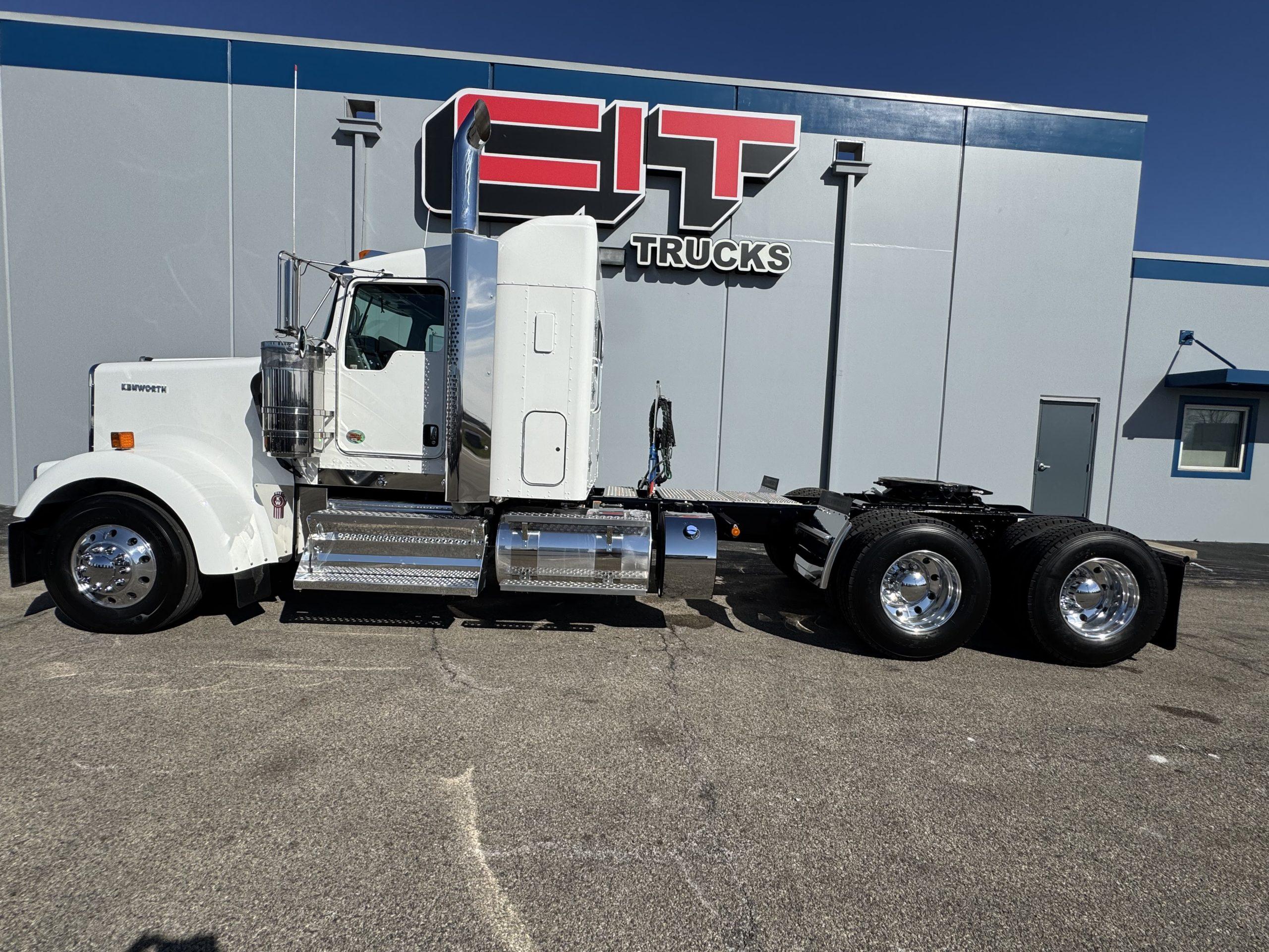 2027 Kenworth W900 in Champaign, IL — photo 6
