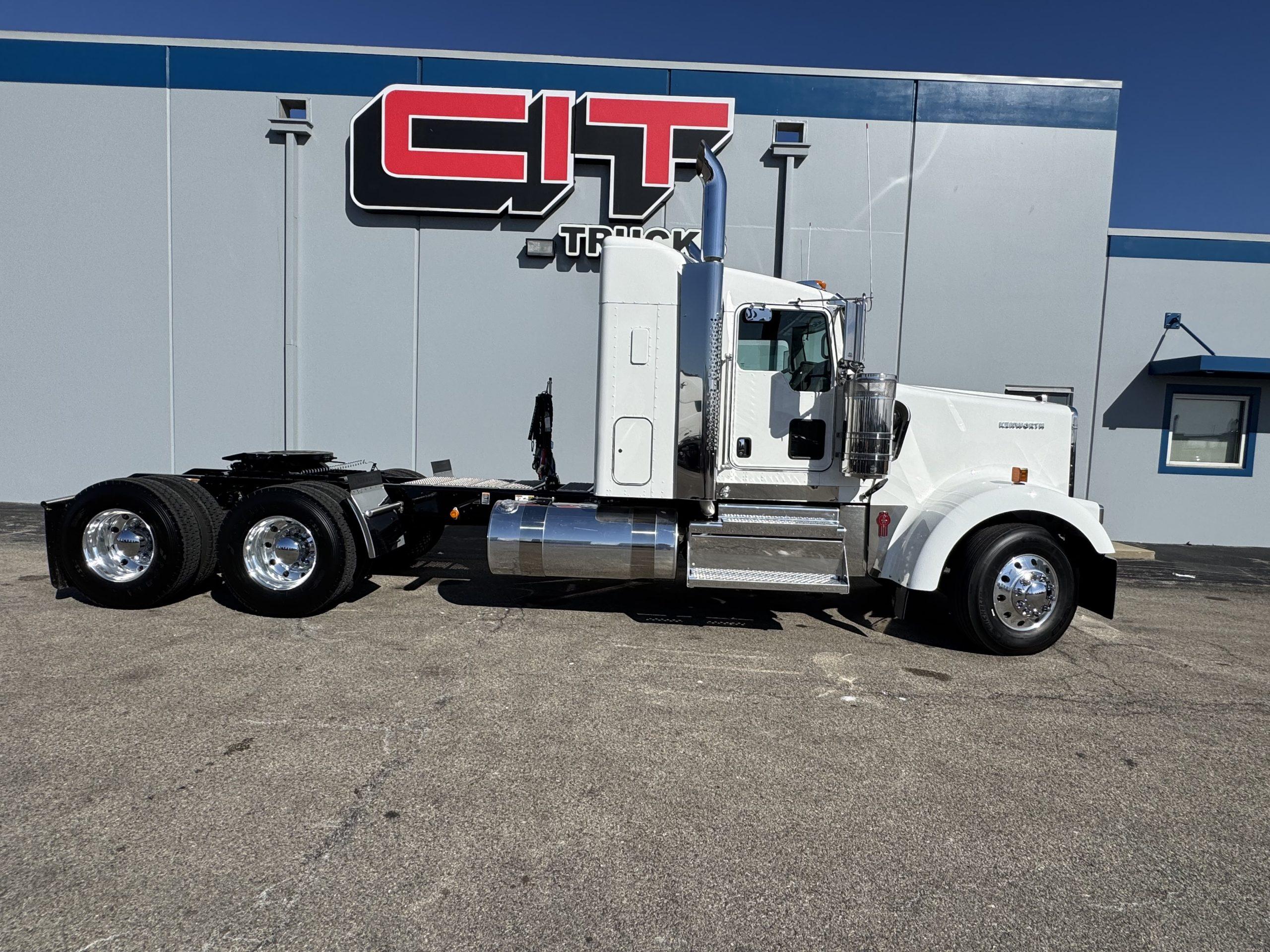 2027 Kenworth W900 in Champaign, IL — photo 4