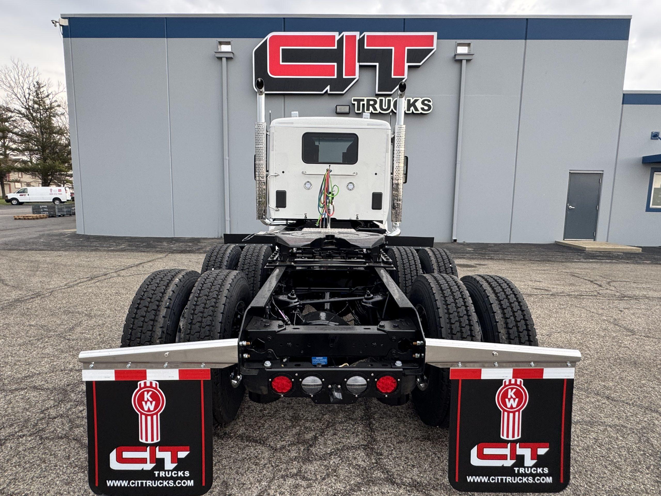 2027 Kenworth T880 in Champaign, IL — photo 4