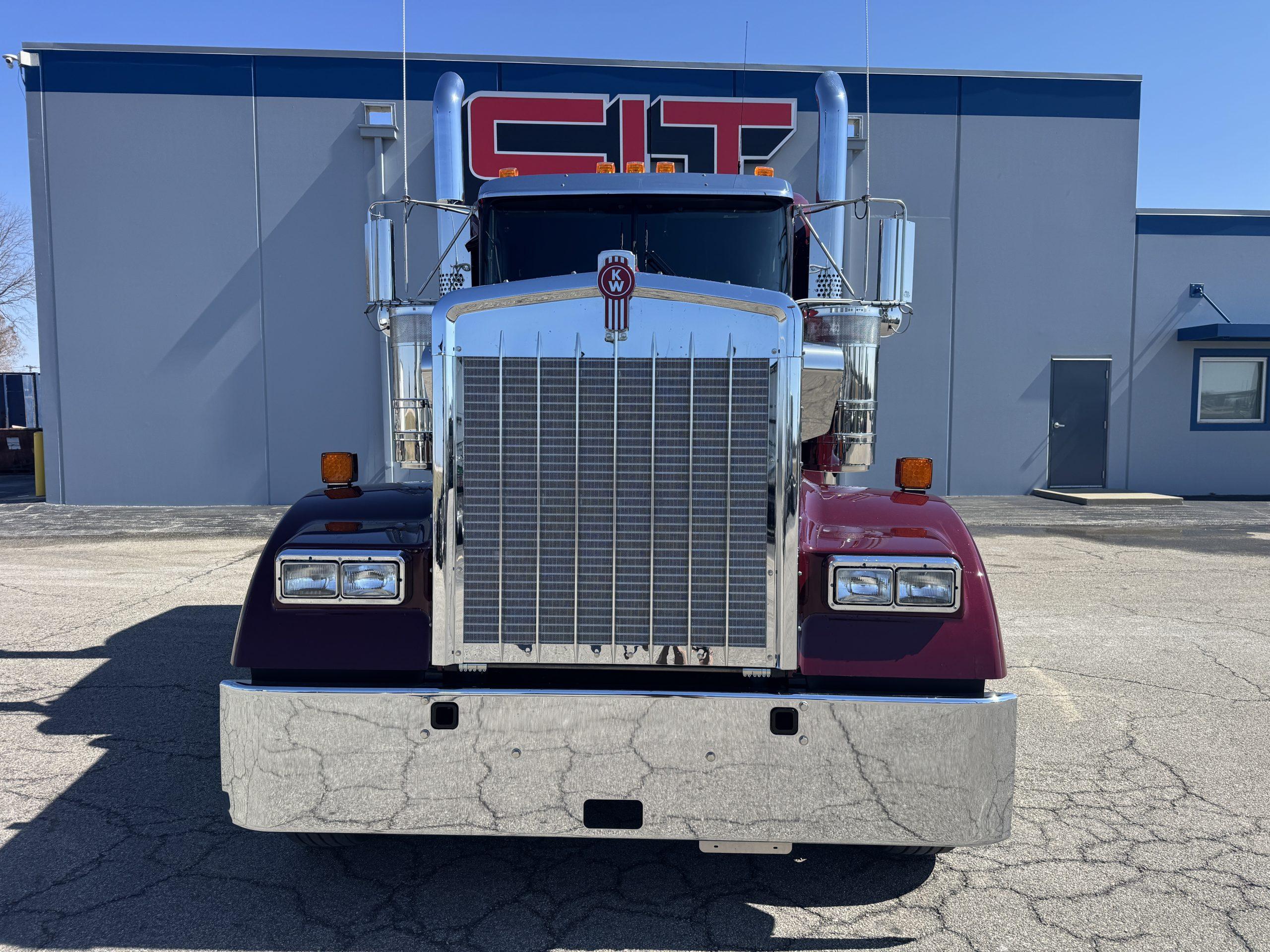 2027 Kenworth W900 in Champaign, IL — photo 2