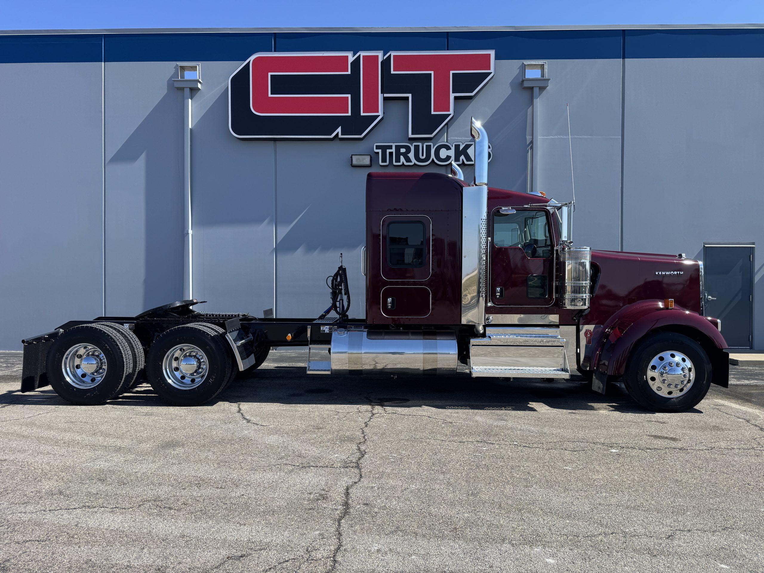 2027 Kenworth W900 in Champaign, IL — photo 4