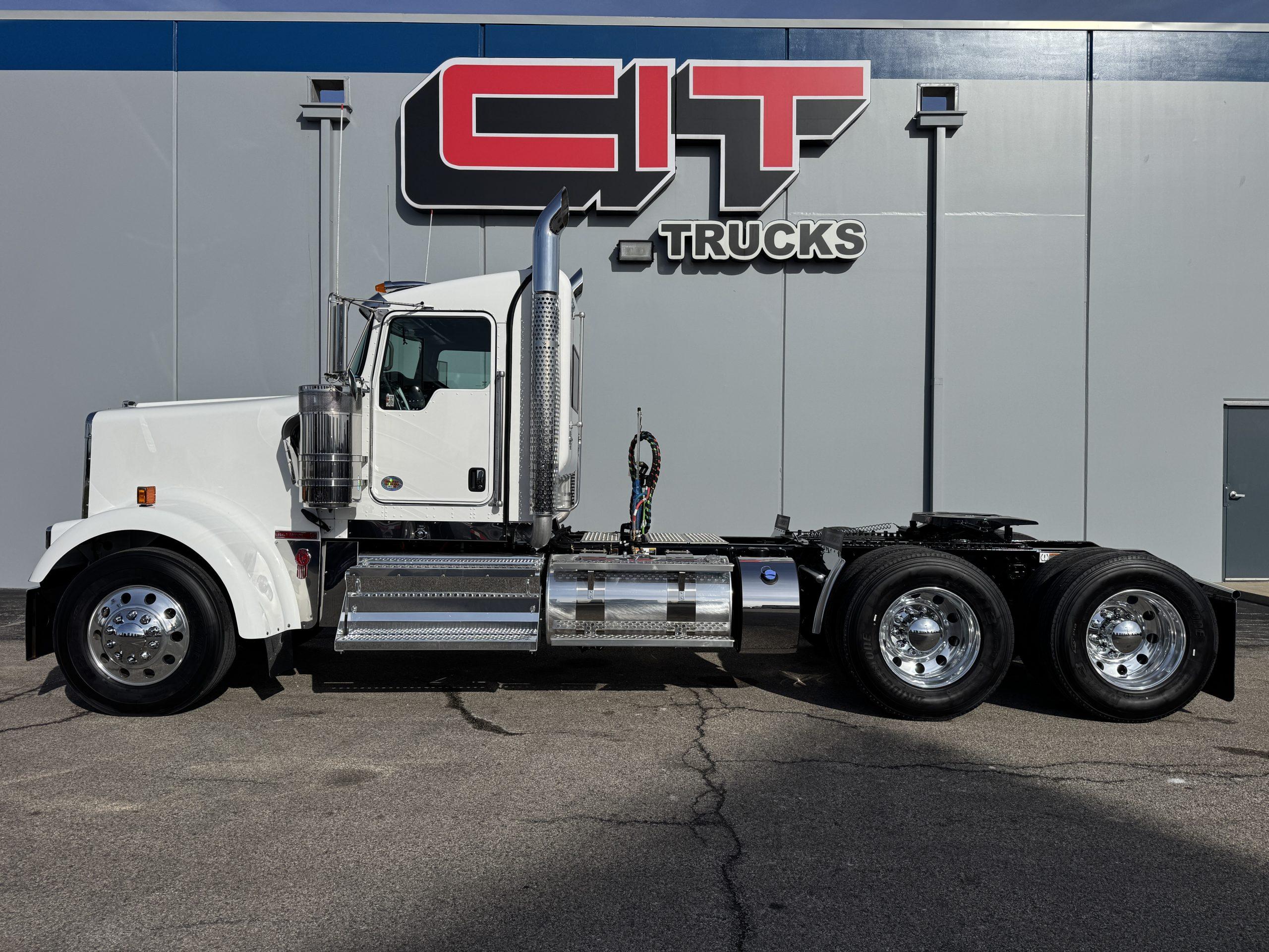 2027 Kenworth W900 in Champaign, IL — photo 5