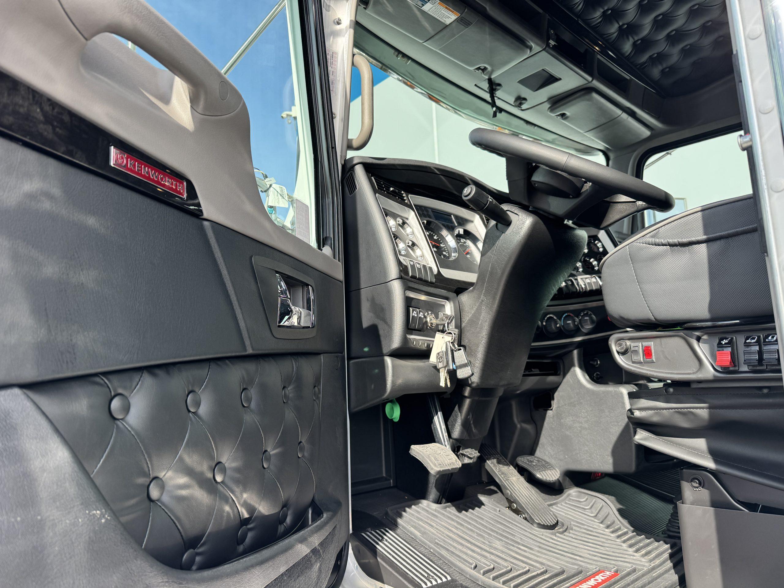 2027 Kenworth W900 in Champaign, IL — photo 6