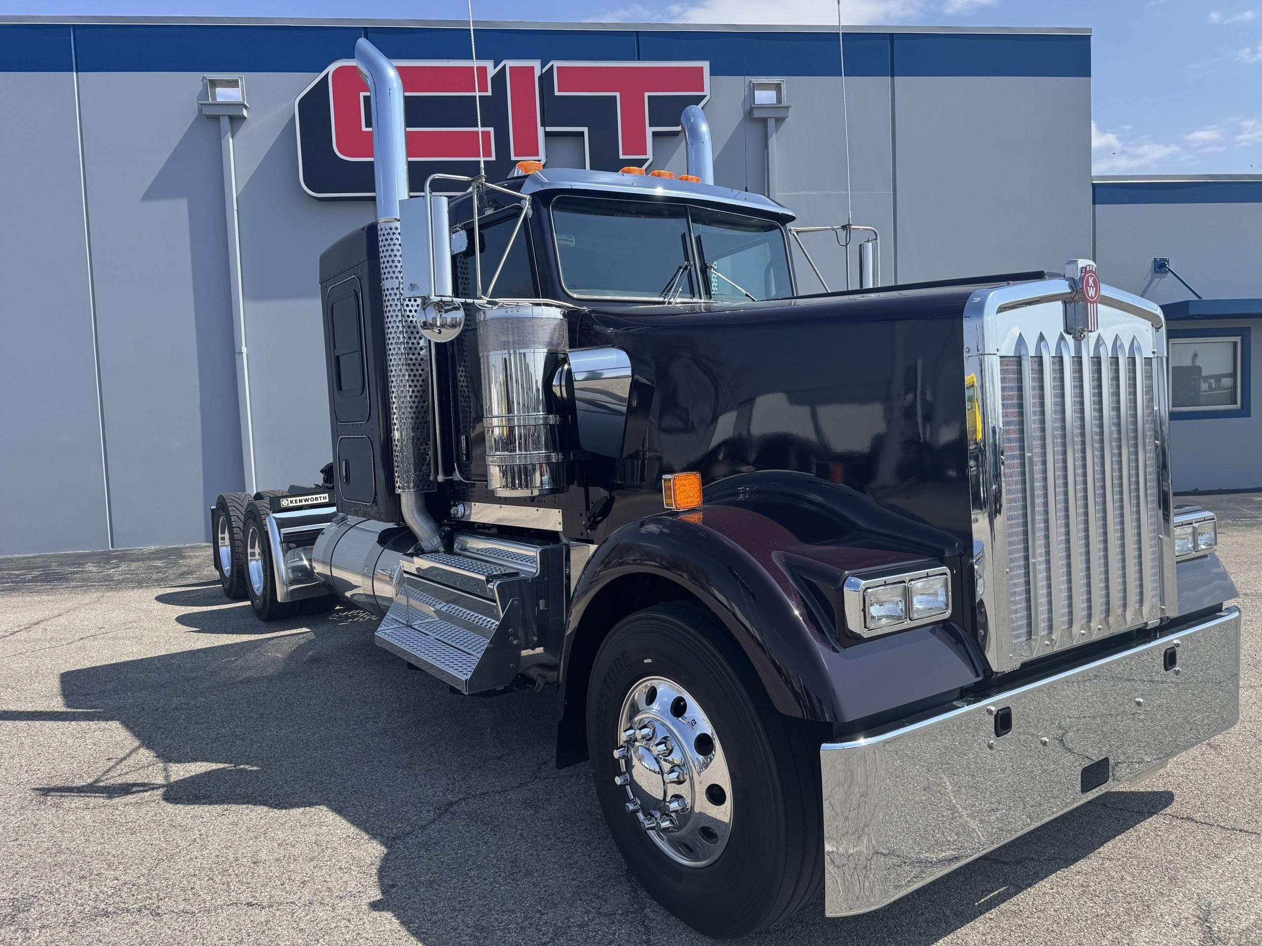 2027 Kenworth W900 in Champaign, IL — photo 3