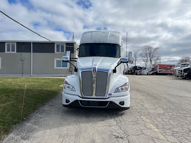 2022 Kenworth T680 in Grayslake, IL — photo 2