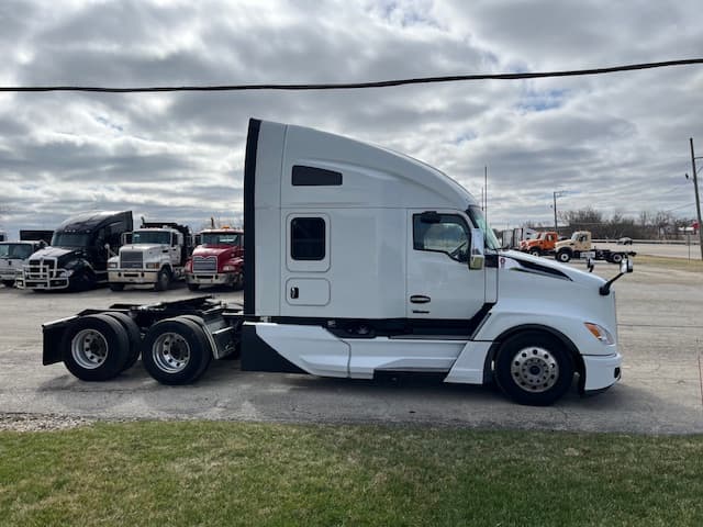 2022 Kenworth T680 in Grayslake, IL — photo 4