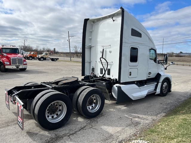 2022 Kenworth T680 in Grayslake, IL — photo 5