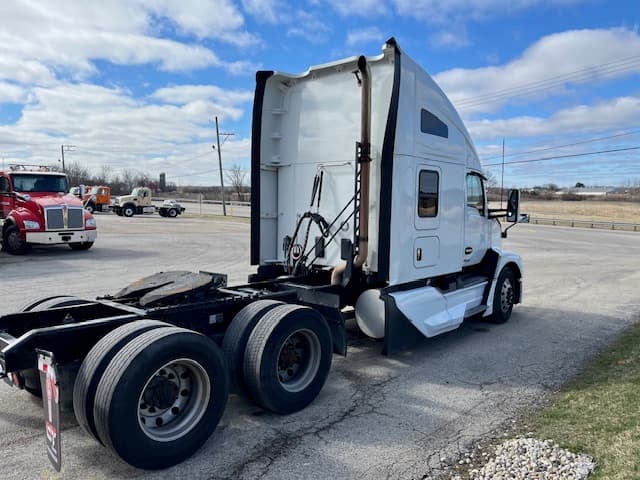2022 Kenworth T680 in Grayslake, IL — photo 4