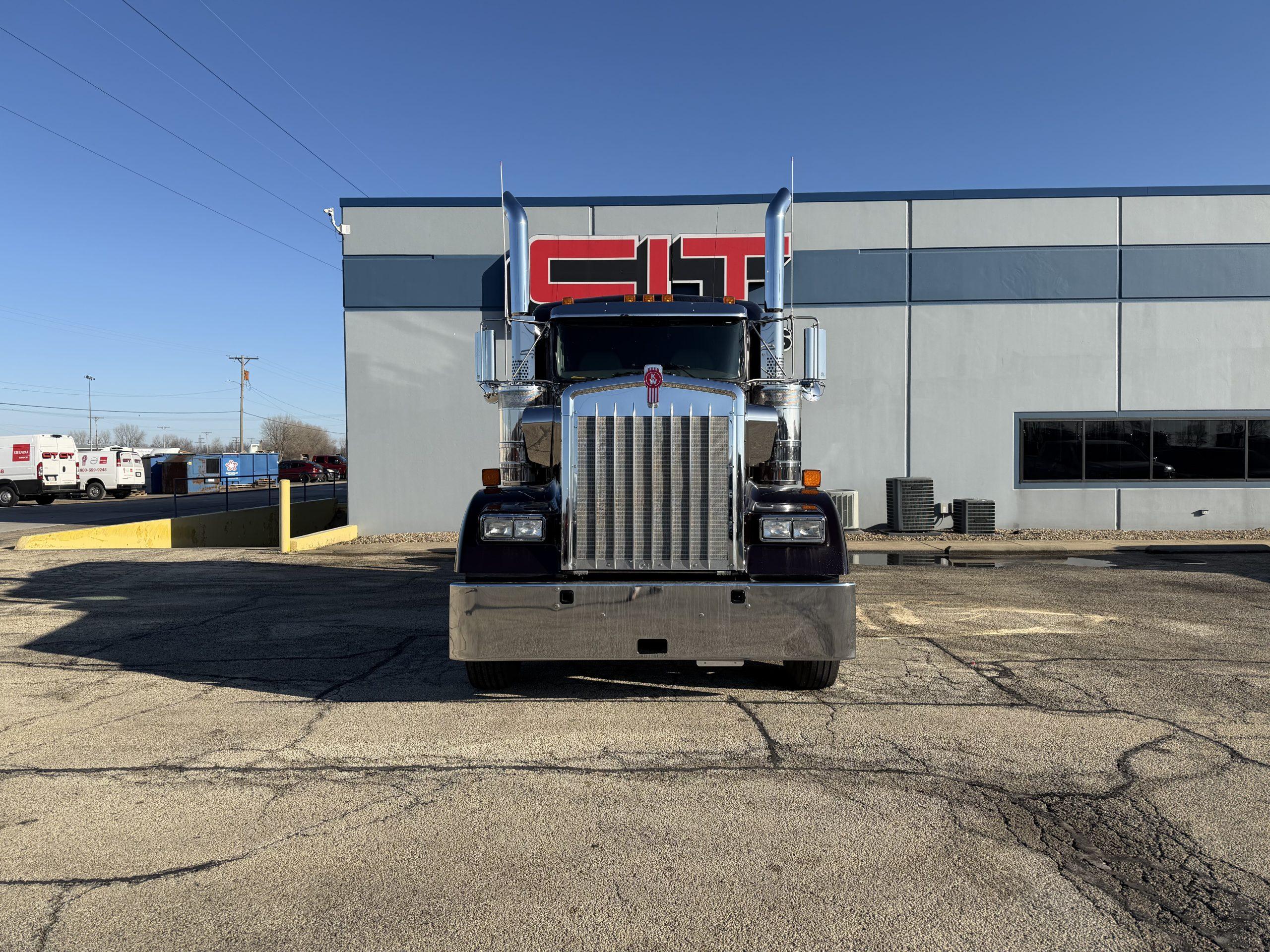 2027 Kenworth W900 in Springfield, IL — photo 2