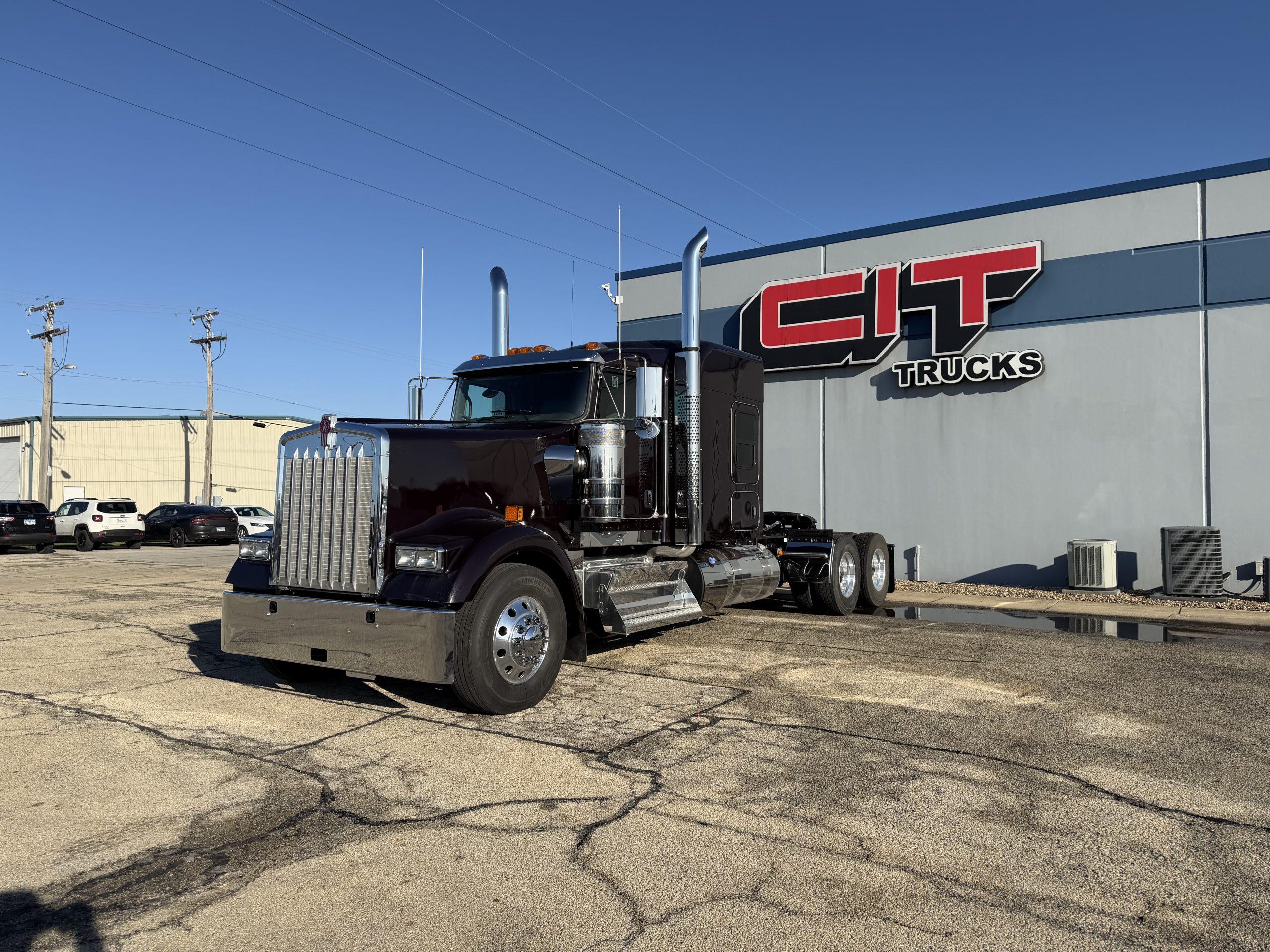 2027 Kenworth W900