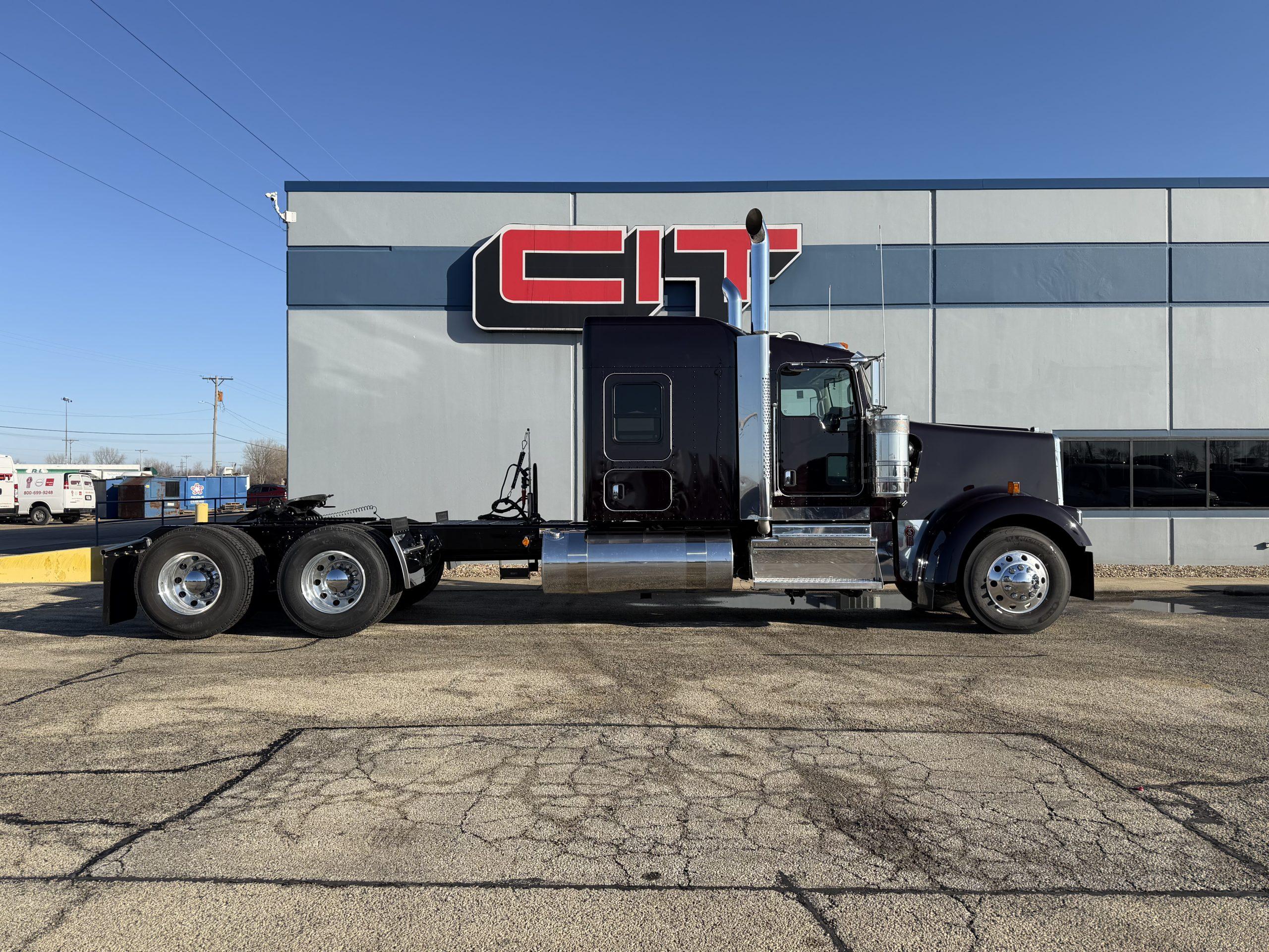 2027 Kenworth W900 in Springfield, IL — photo 4