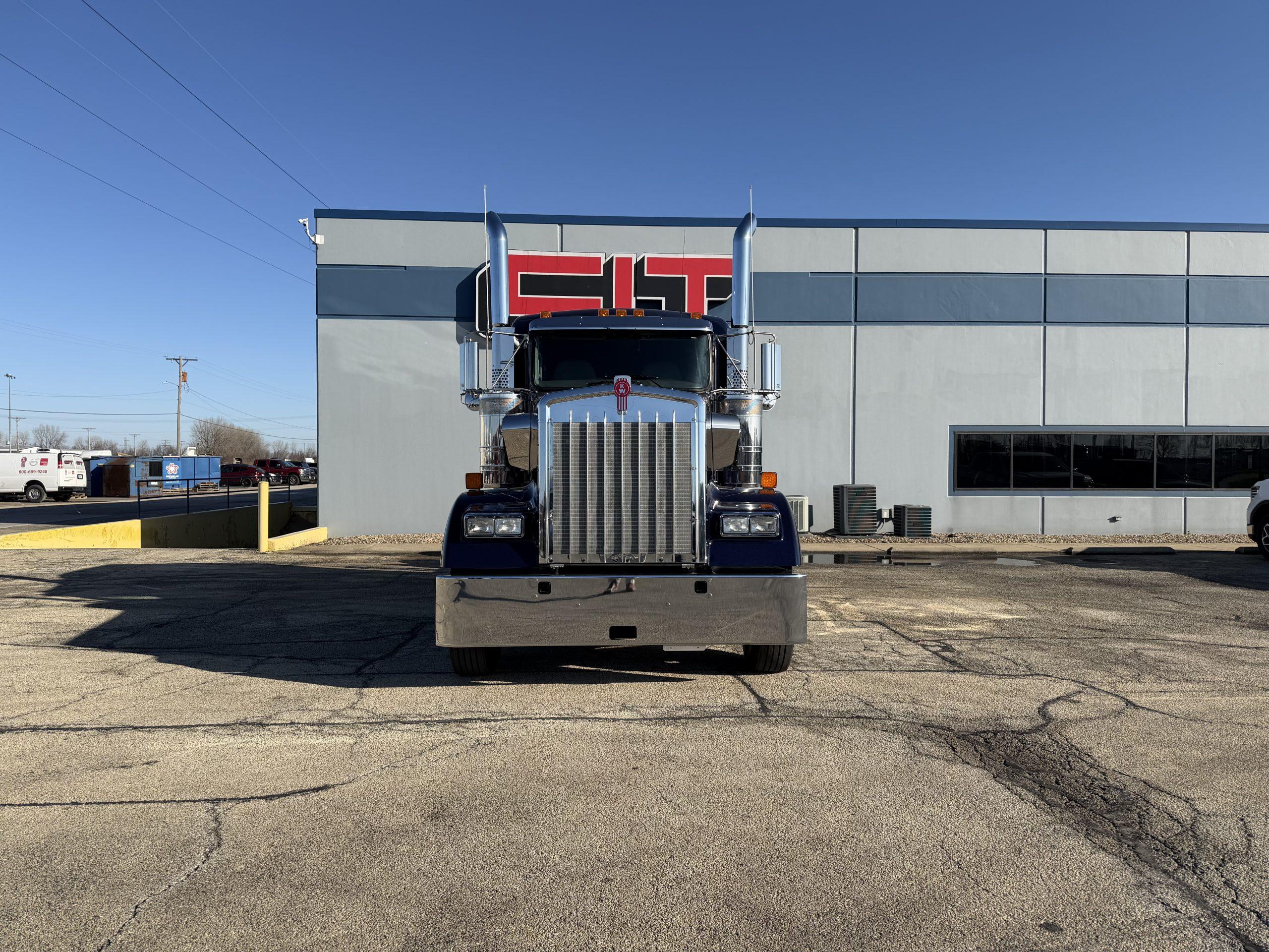 2027 Kenworth W900 in Springfield, IL — photo 2