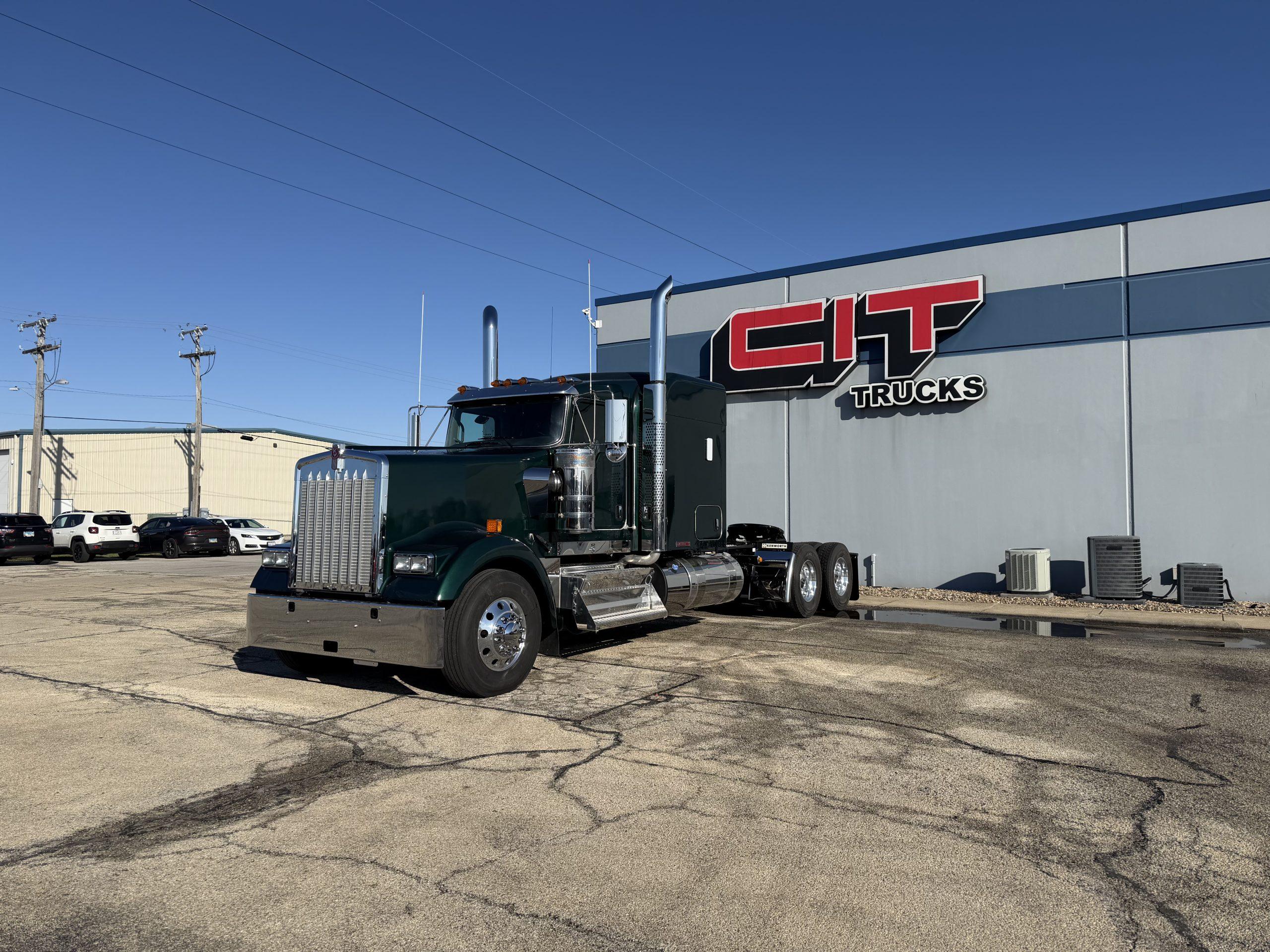 2027 Kenworth W900