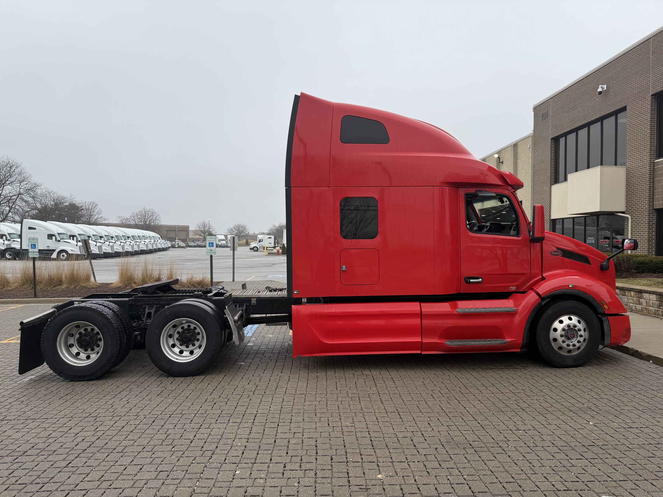2022 Peterbilt 579 in Wood Dale, IL, IL — photo 4