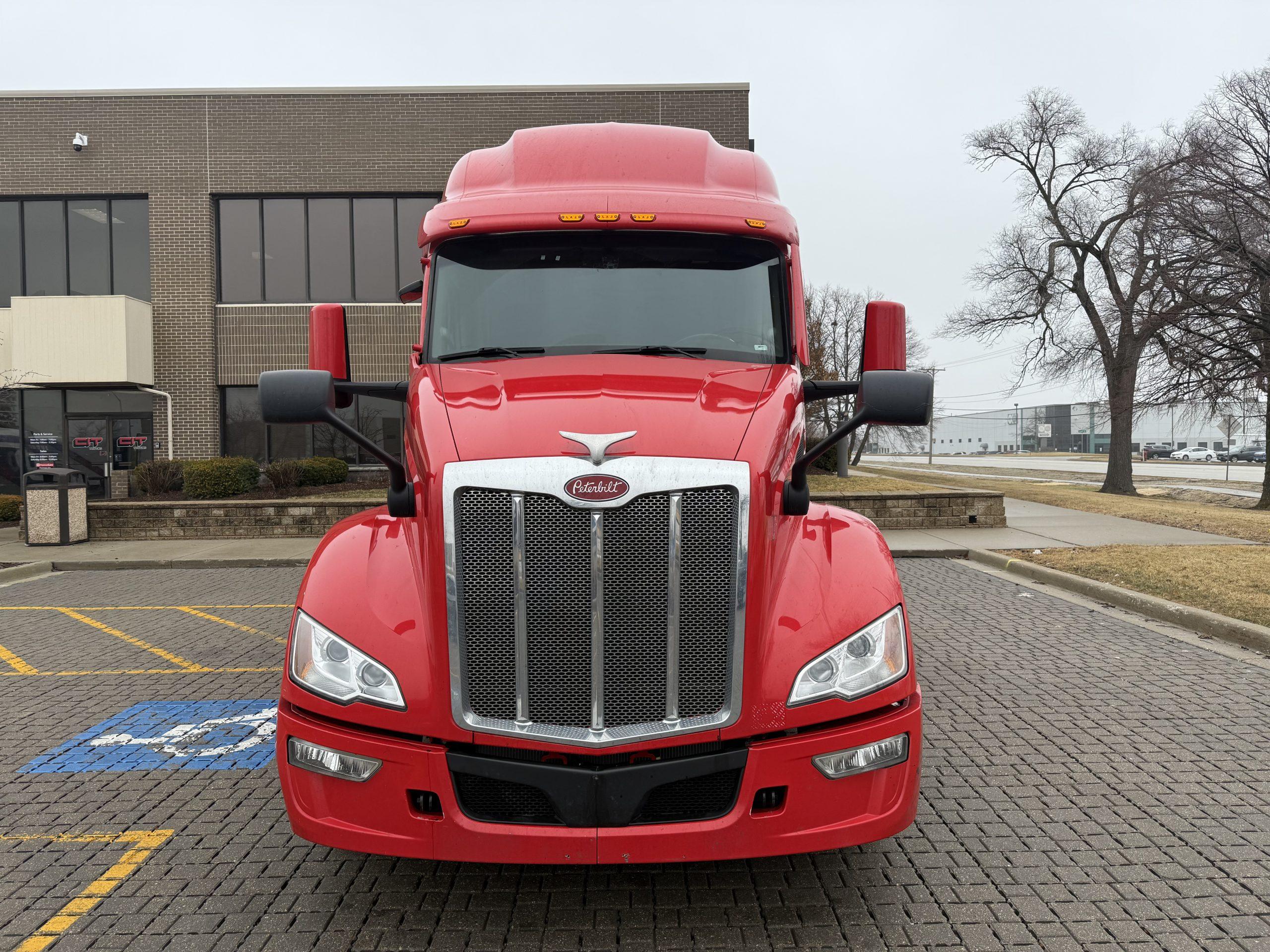 2022 Peterbilt 579 in Wood Dale, IL, IL — photo 2
