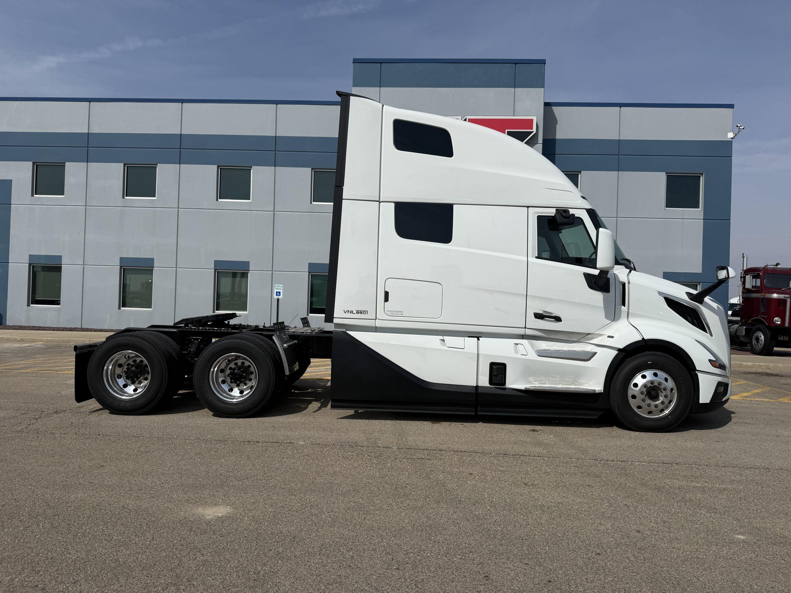 2027 Volvo VNL 860 in Peru, IL — photo 4