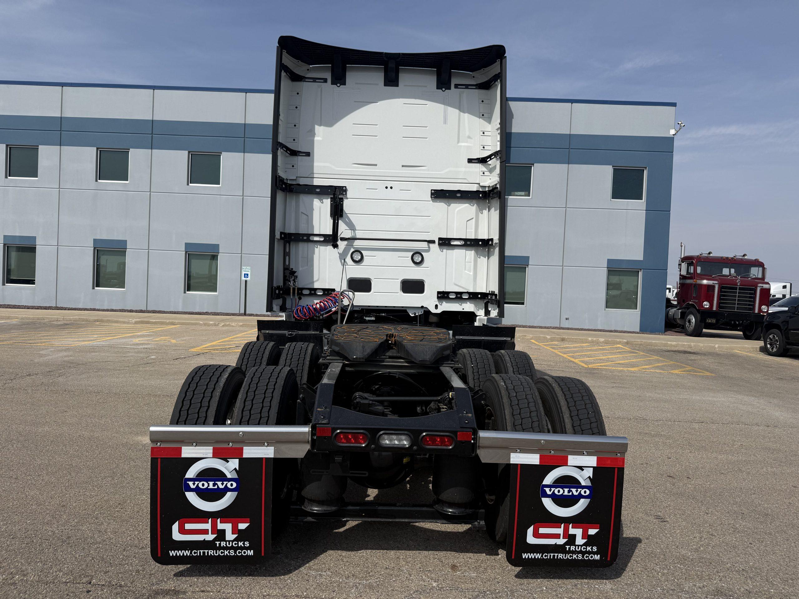 2027 Volvo VNL 860 in Peru, IL — photo 6
