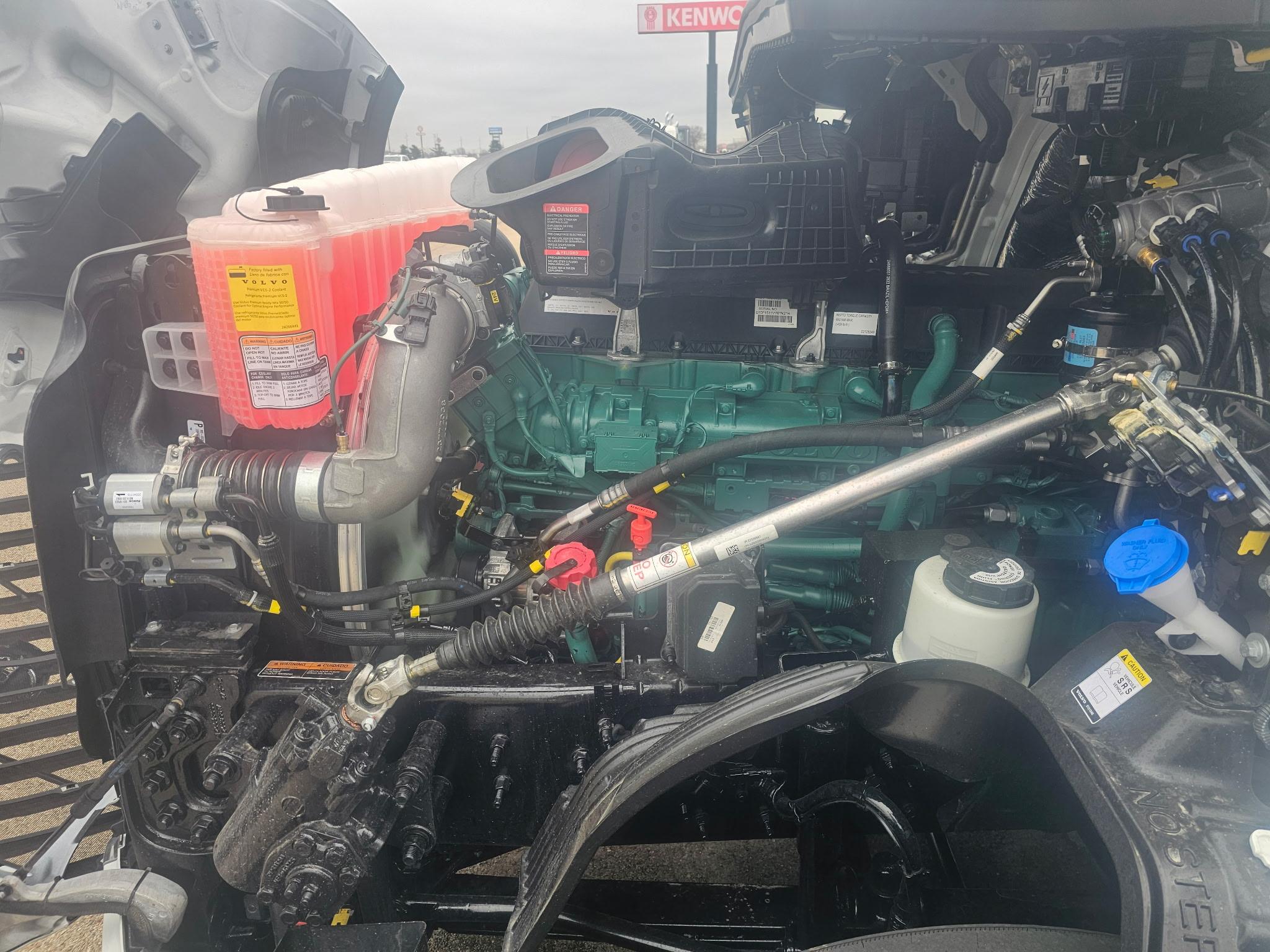 2027 Volvo VNL 860 in Peru, IL — photo 5