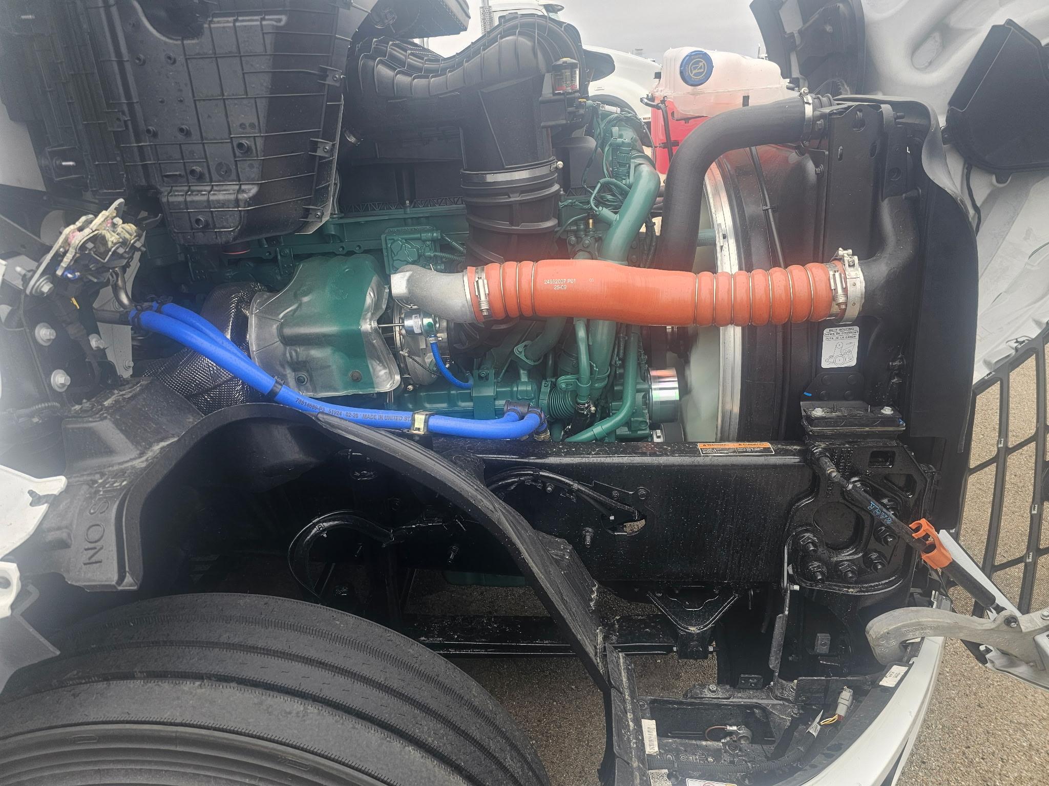 2027 Volvo VNL 860 in Peru, IL — photo 6