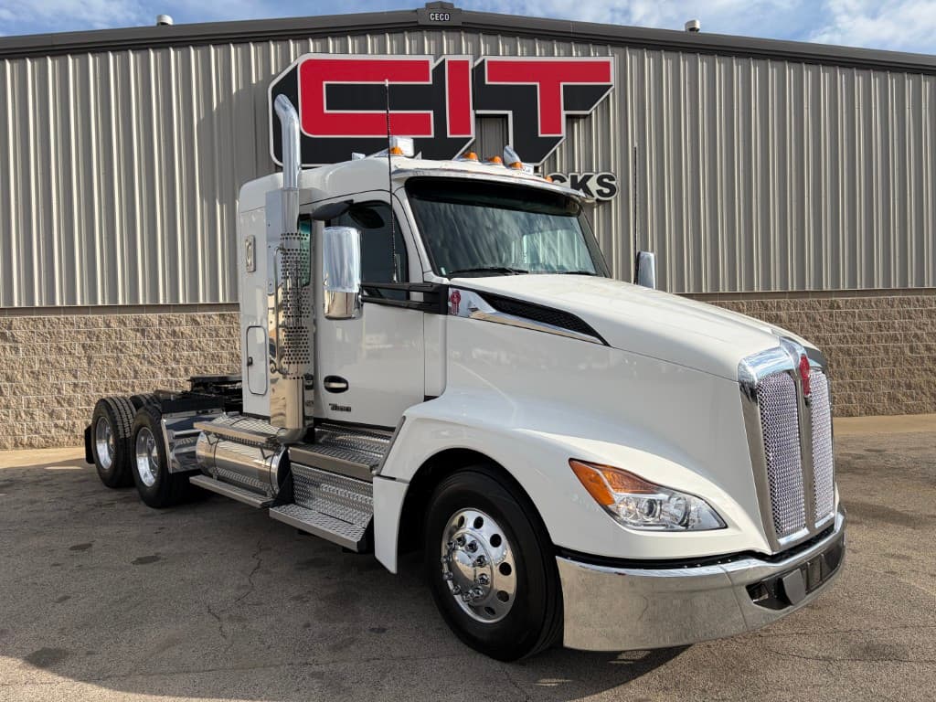 2027 Kenworth T680 in Morton, IL — photo 3