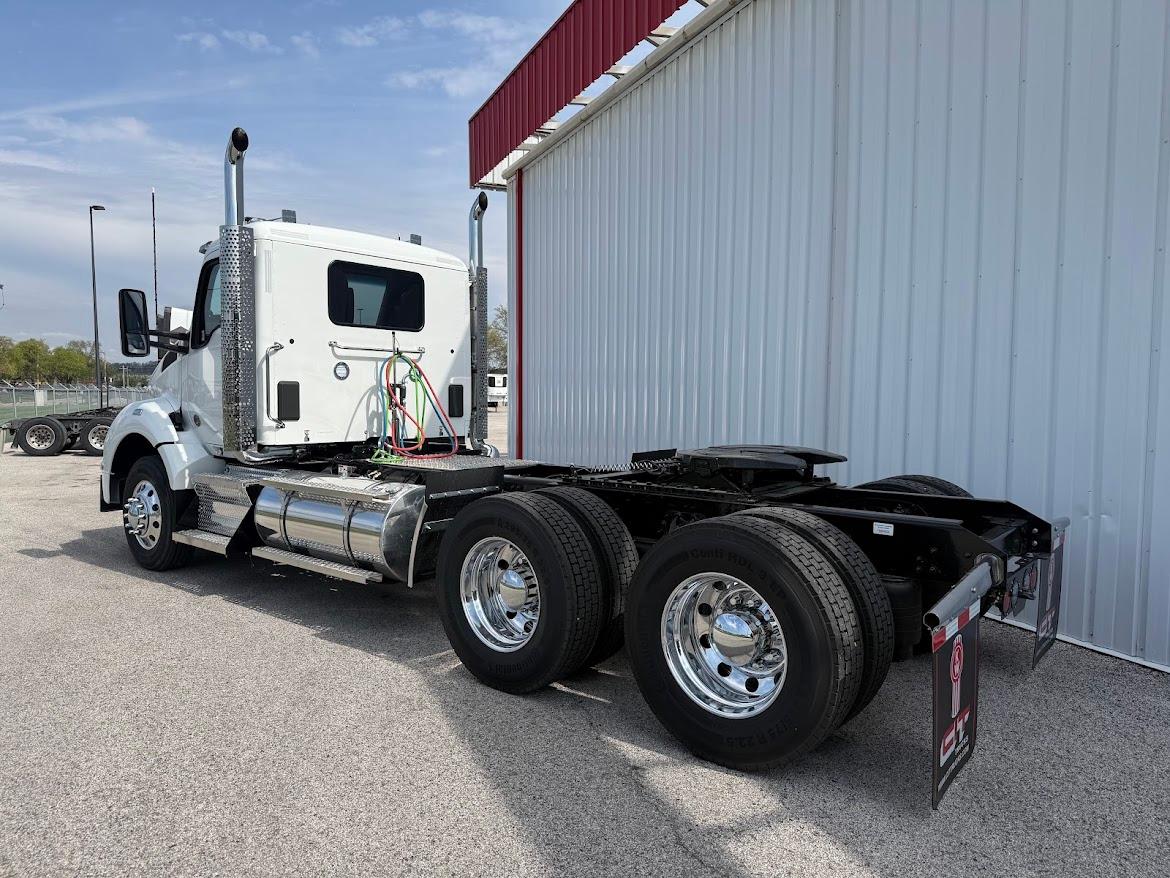 2027 Kenworth T880 in Fenton, MO — photo 3