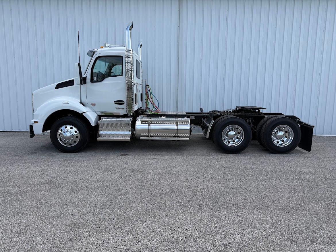2027 Kenworth T880 in Fenton, MO — photo 2