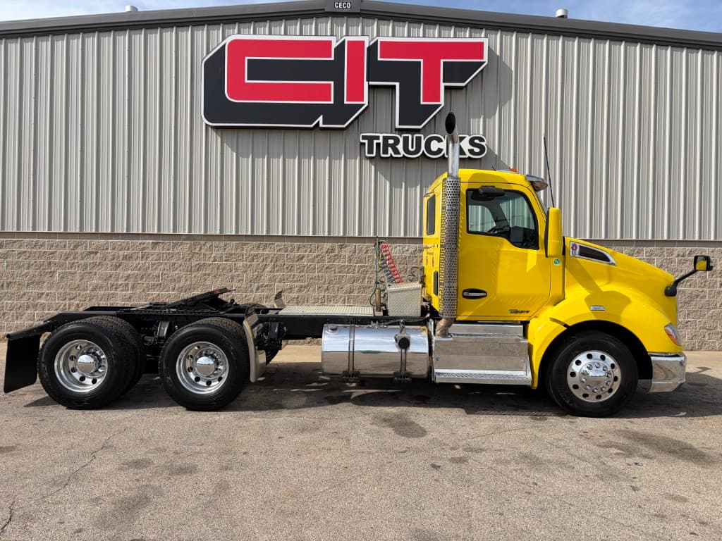 2017 Kenworth T680 in Morton, IL — photo 4