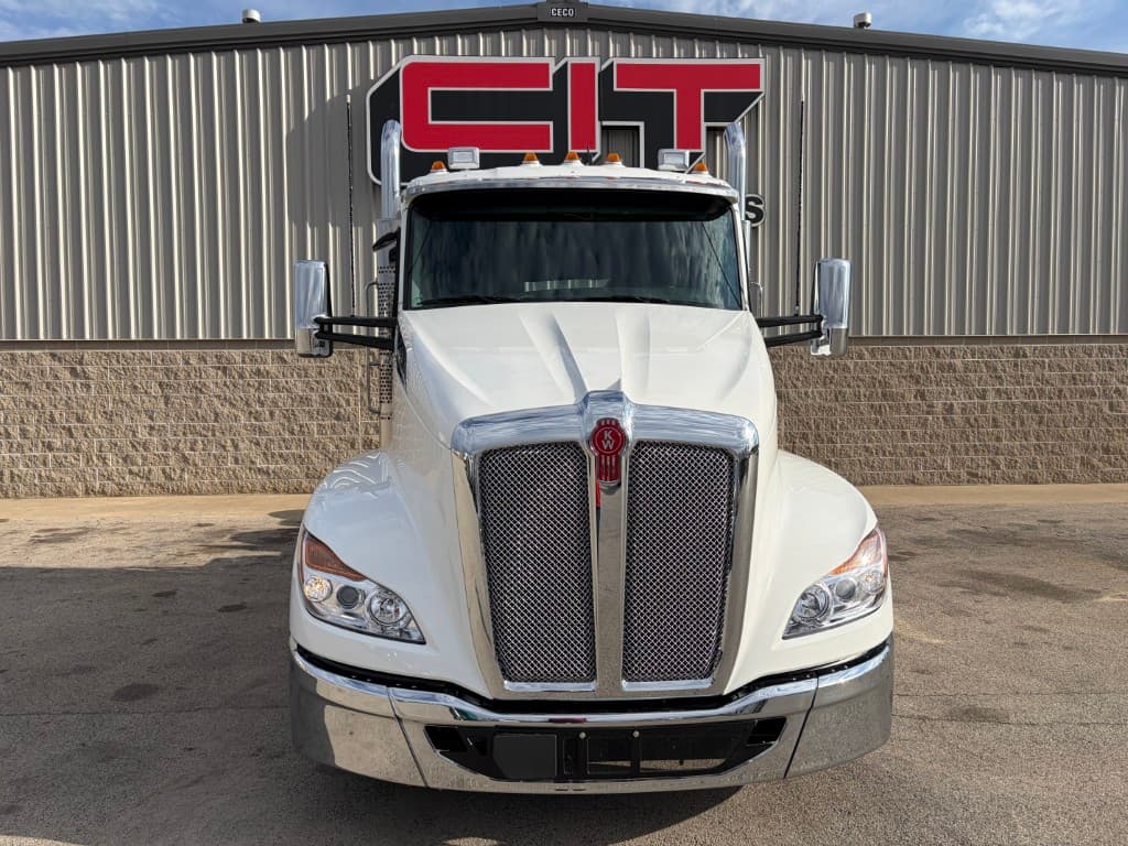2027 Kenworth T680 in Morton, IL — photo 2
