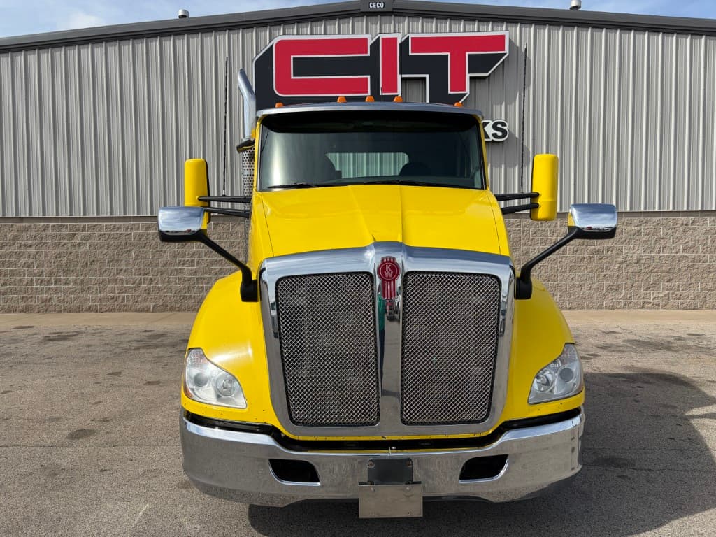 2017 Kenworth T680 in Morton, IL — photo 2