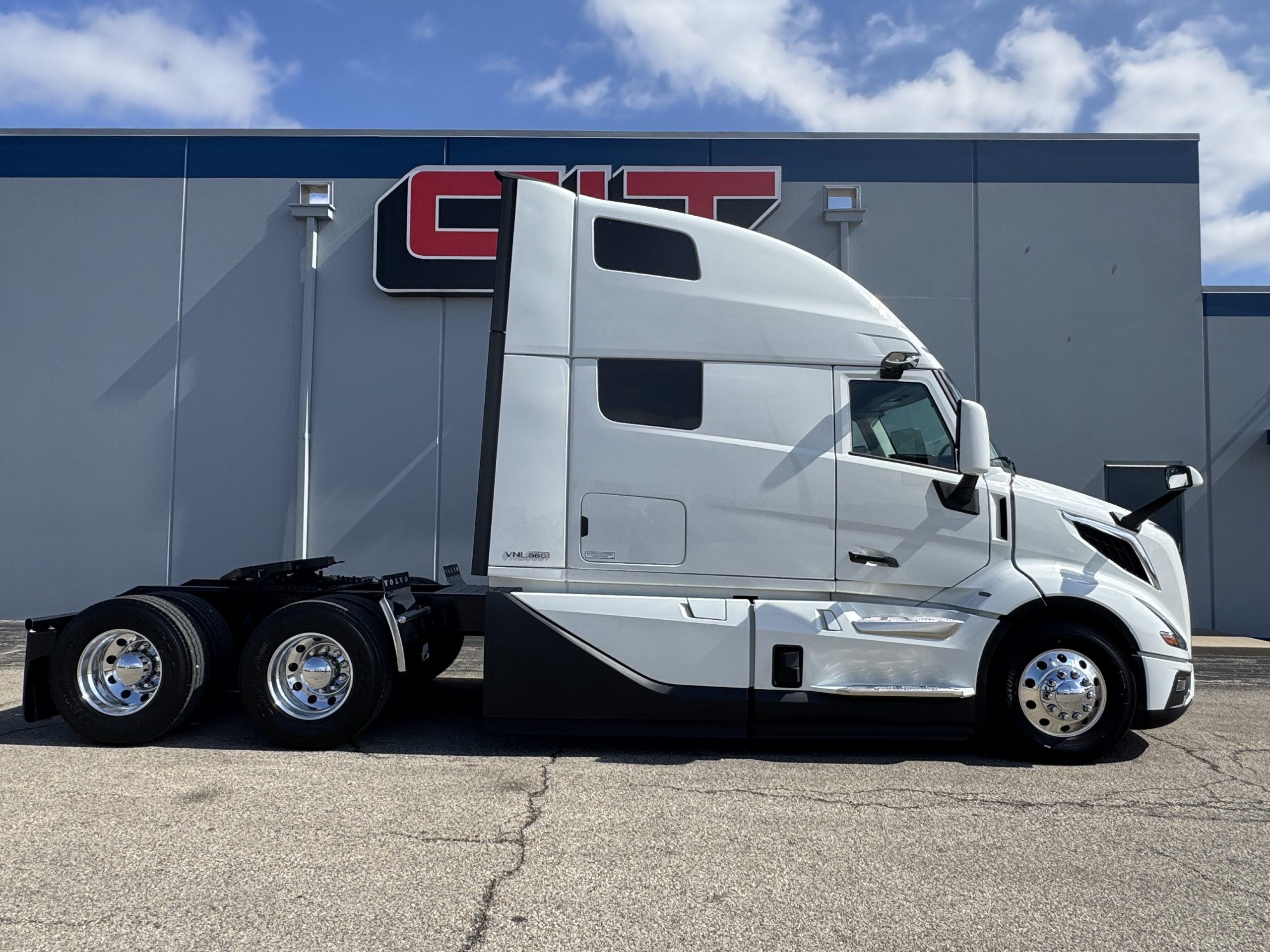 2027 Volvo VNL 860 in Champaign, IL — photo 4
