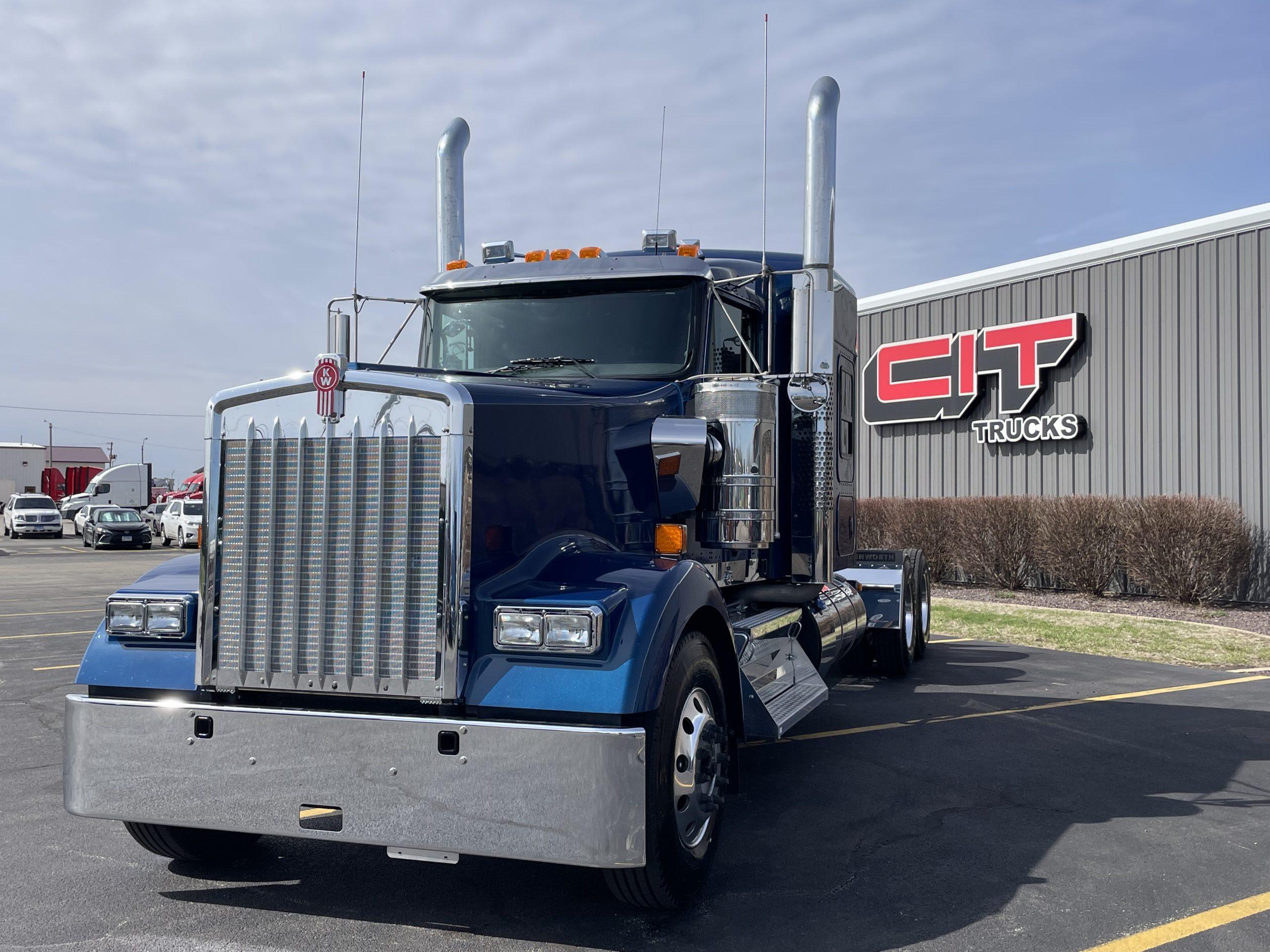 2027 Kenworth W900