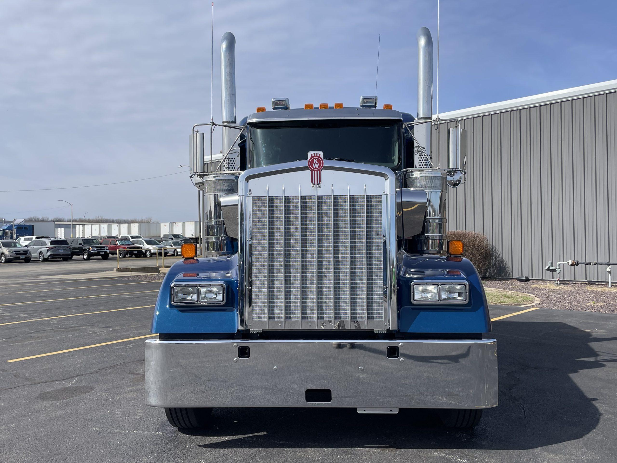 2027 Kenworth W900 in Normal, IL — photo 2