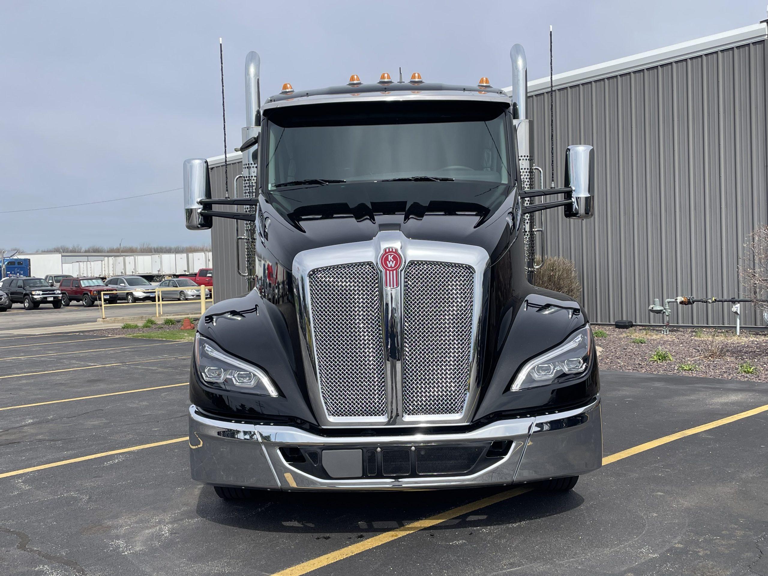 2027 Kenworth T680 in Normal, IL — photo 2
