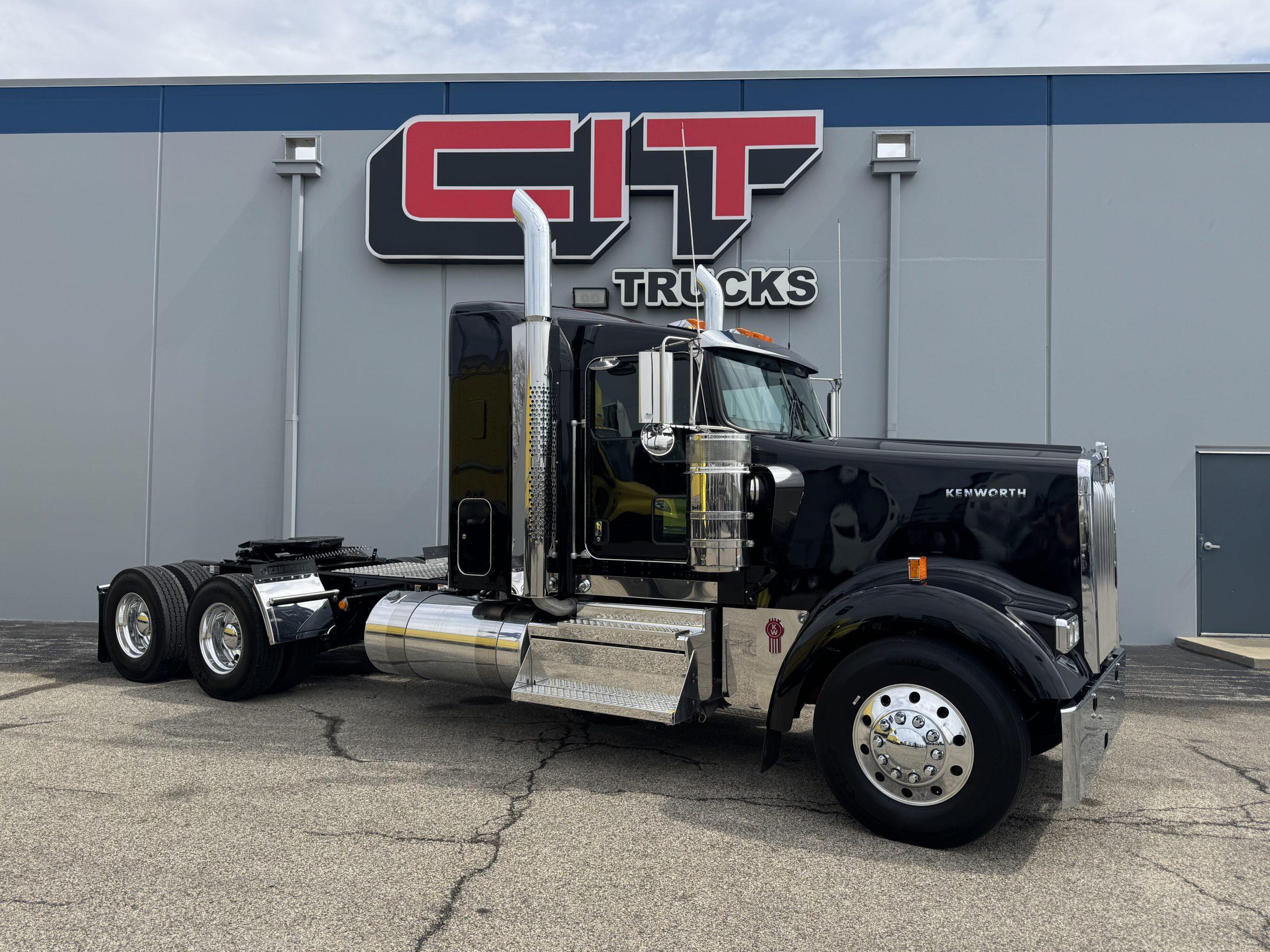 2027 Kenworth W900 in Champaign, IL — photo 3