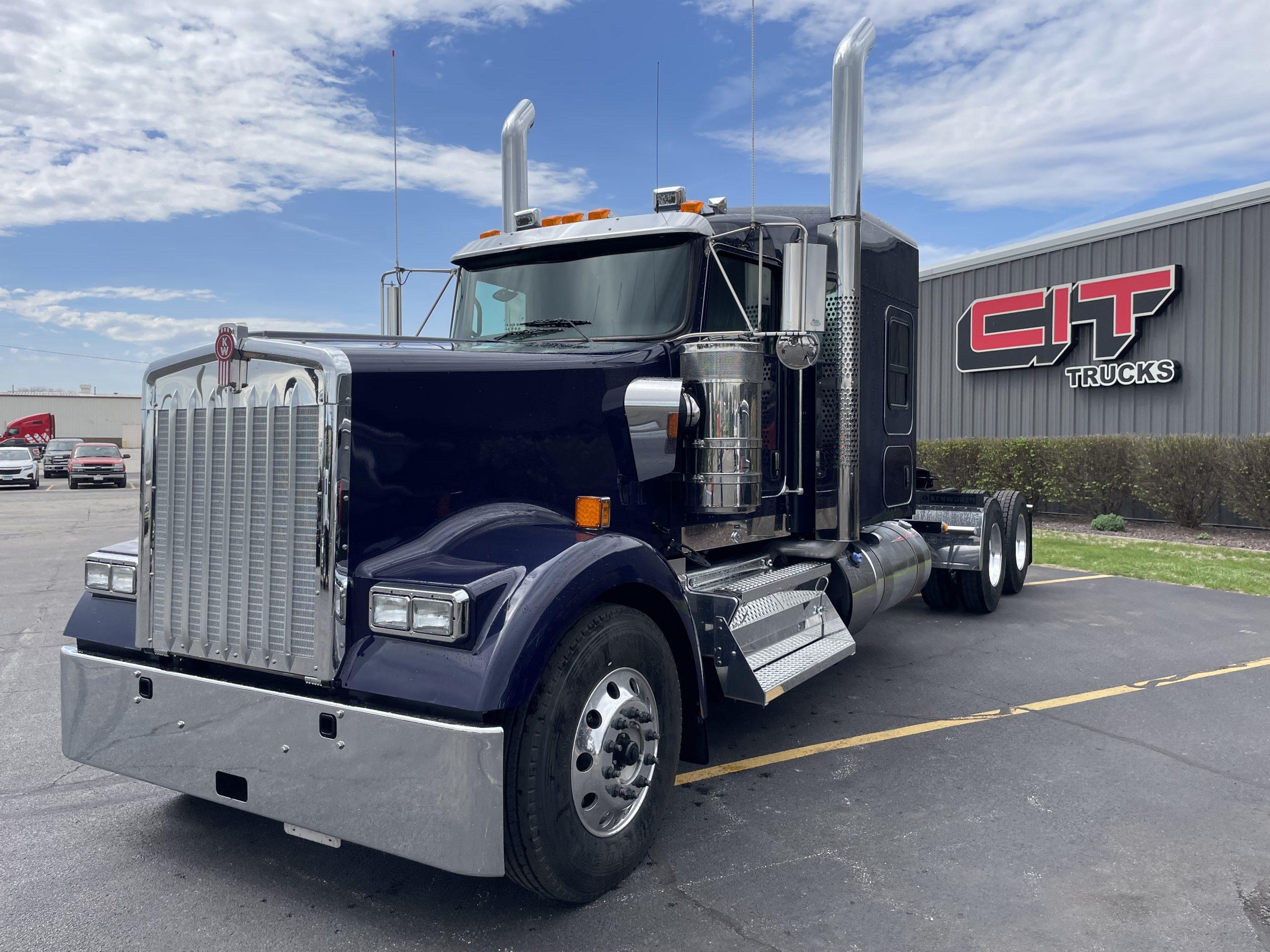 2027 Kenworth W900