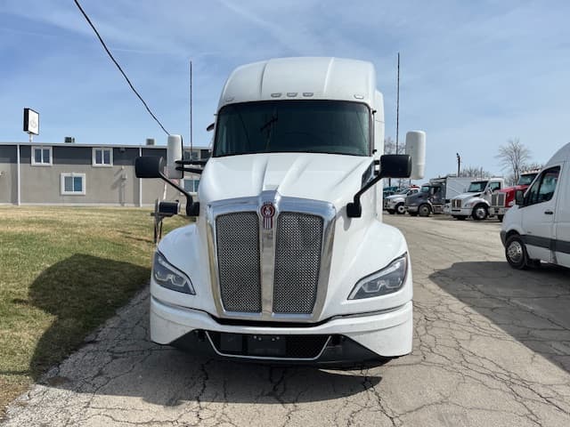 2022 Kenworth T680 in Grayslake, IL — photo 2