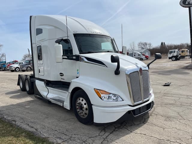 2022 Kenworth T680 in Grayslake, IL — photo 3