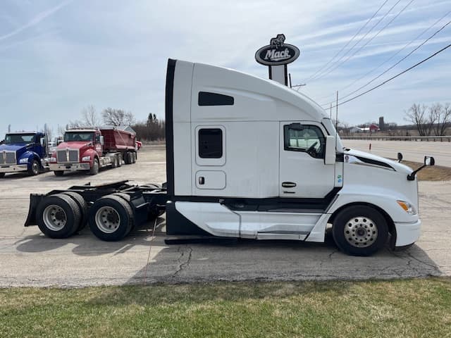 2022 Kenworth T680 in Grayslake, IL — photo 4