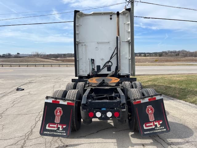 2022 Kenworth T680 in Grayslake, IL — photo 6