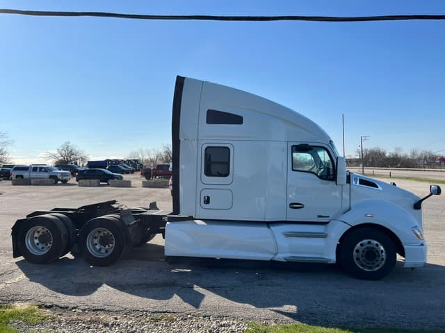 2022 Kenworth T680 in Grayslake, IL — photo 4
