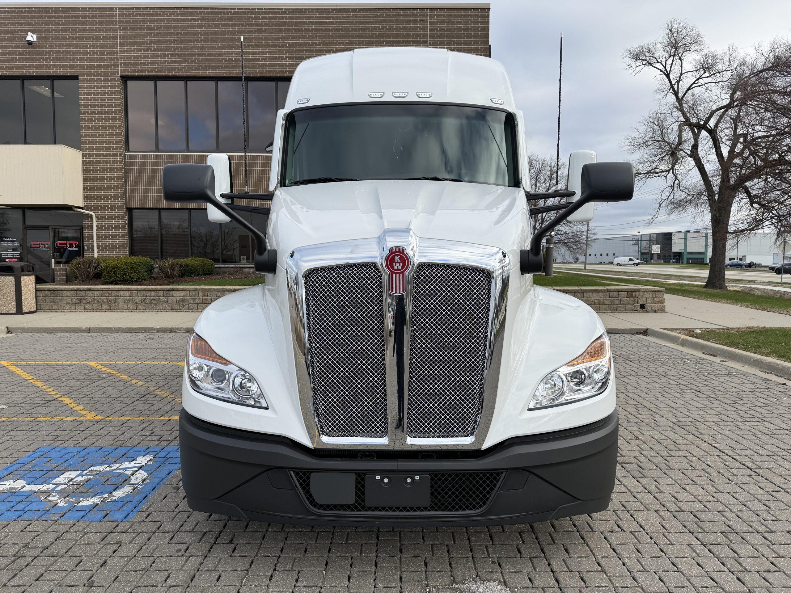 2027 Volvo VNL 860 in Champaign, IL — photo 2