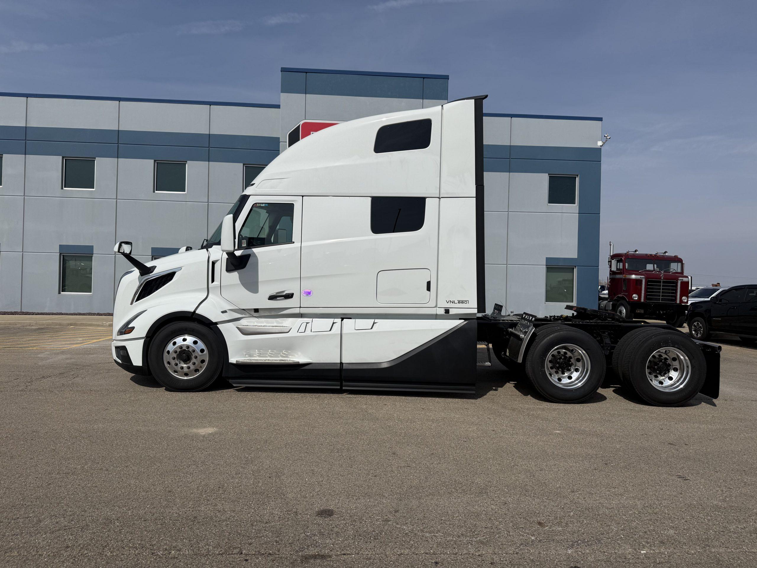 2027 Volvo VNL 860 in Peru, IL — photo 4