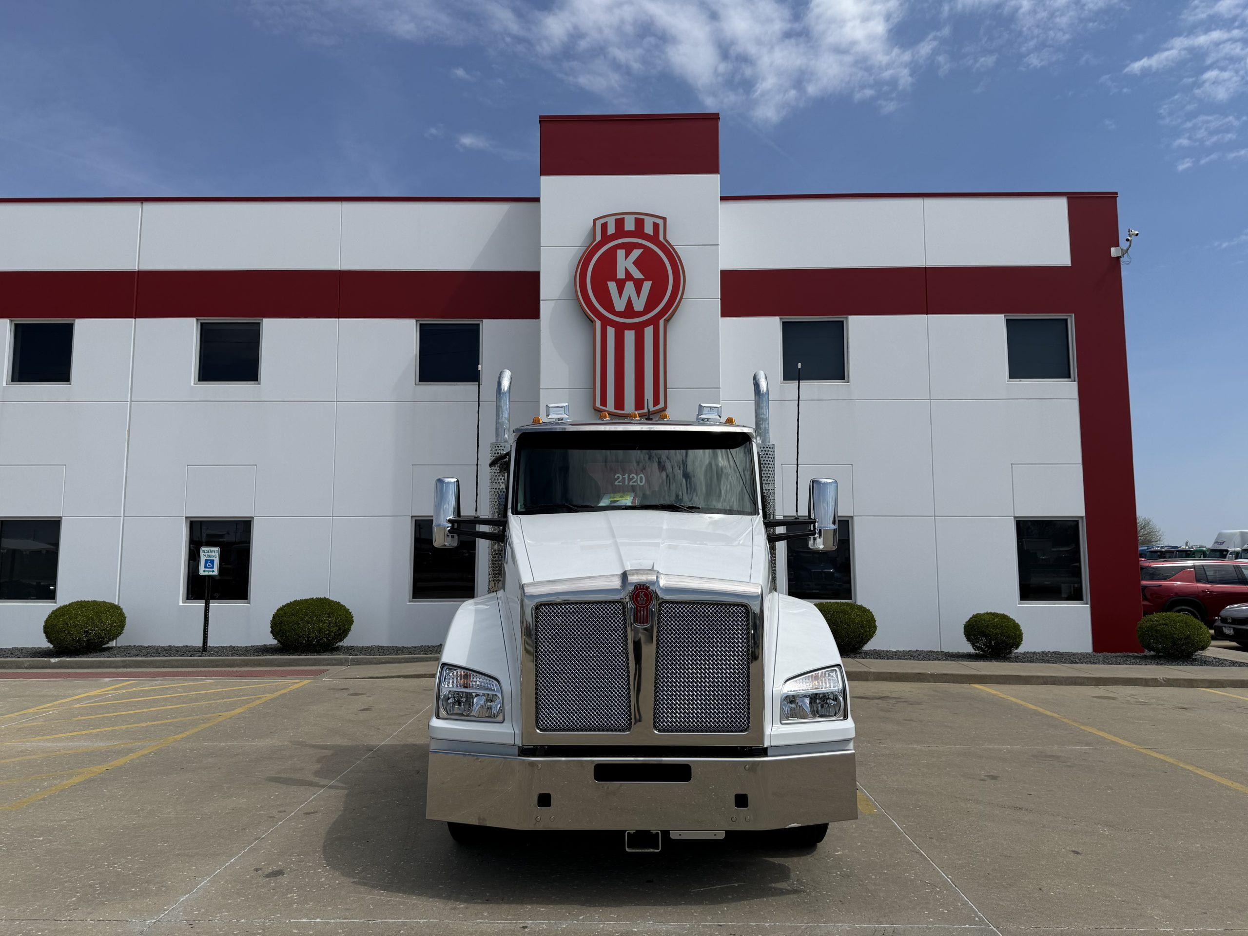2027 Kenworth T880 in Troy, IL — photo 2
