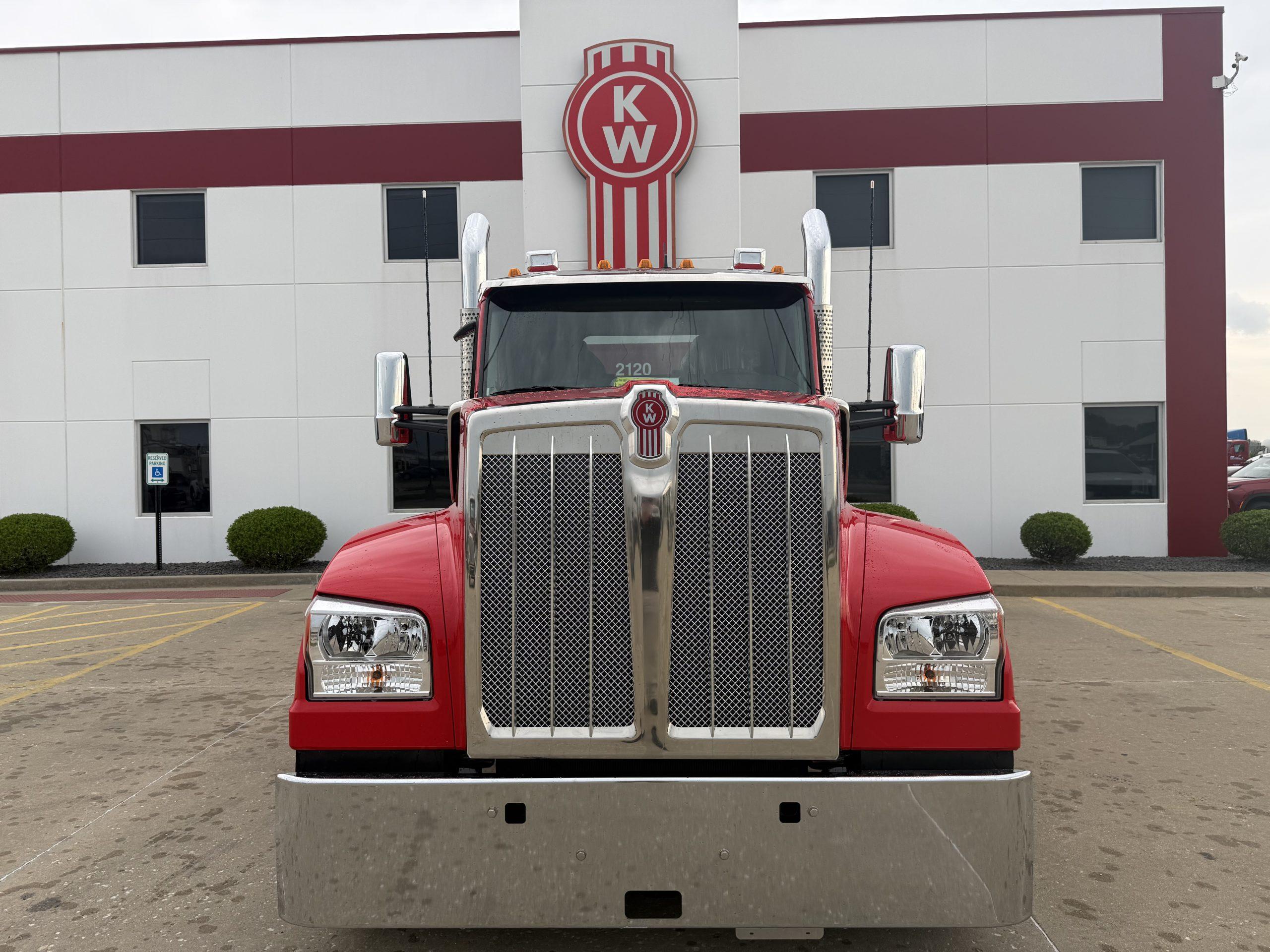 2027 Kenworth W990 in Troy, IL — photo 2