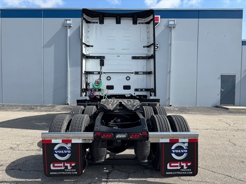 2027 Volvo VNL 860 in Champaign, IL — photo 5