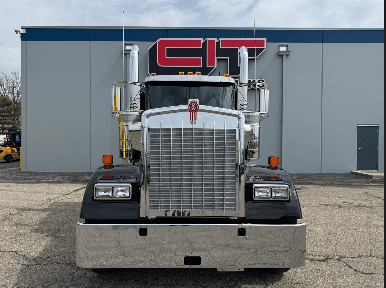 2027 Kenworth W900 in Champaign, IL — photo 2