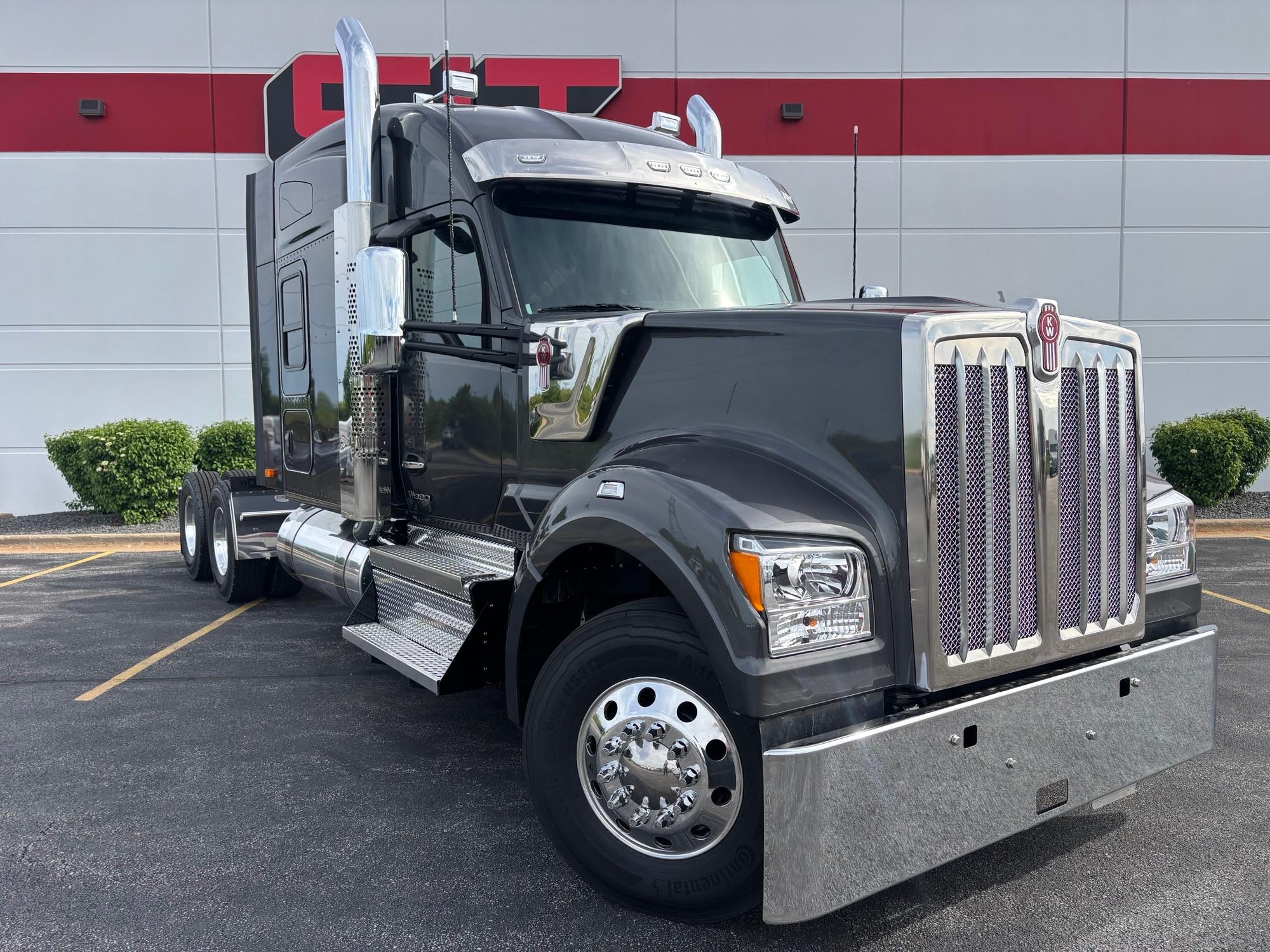 2027 Kenworth W990 in Mokena, IL — photo 3