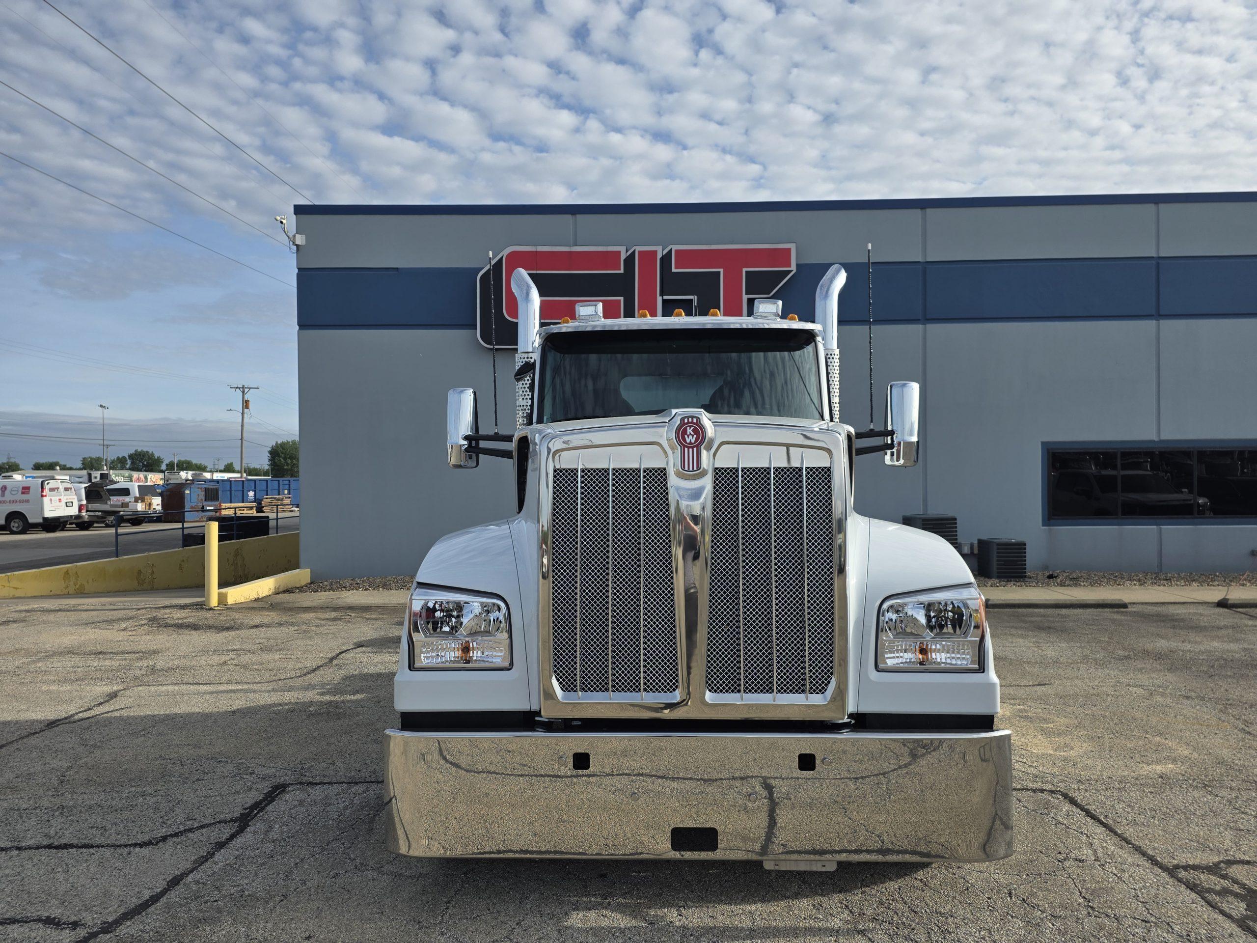 2027 Kenworth W990 in Springfield, IL — photo 2