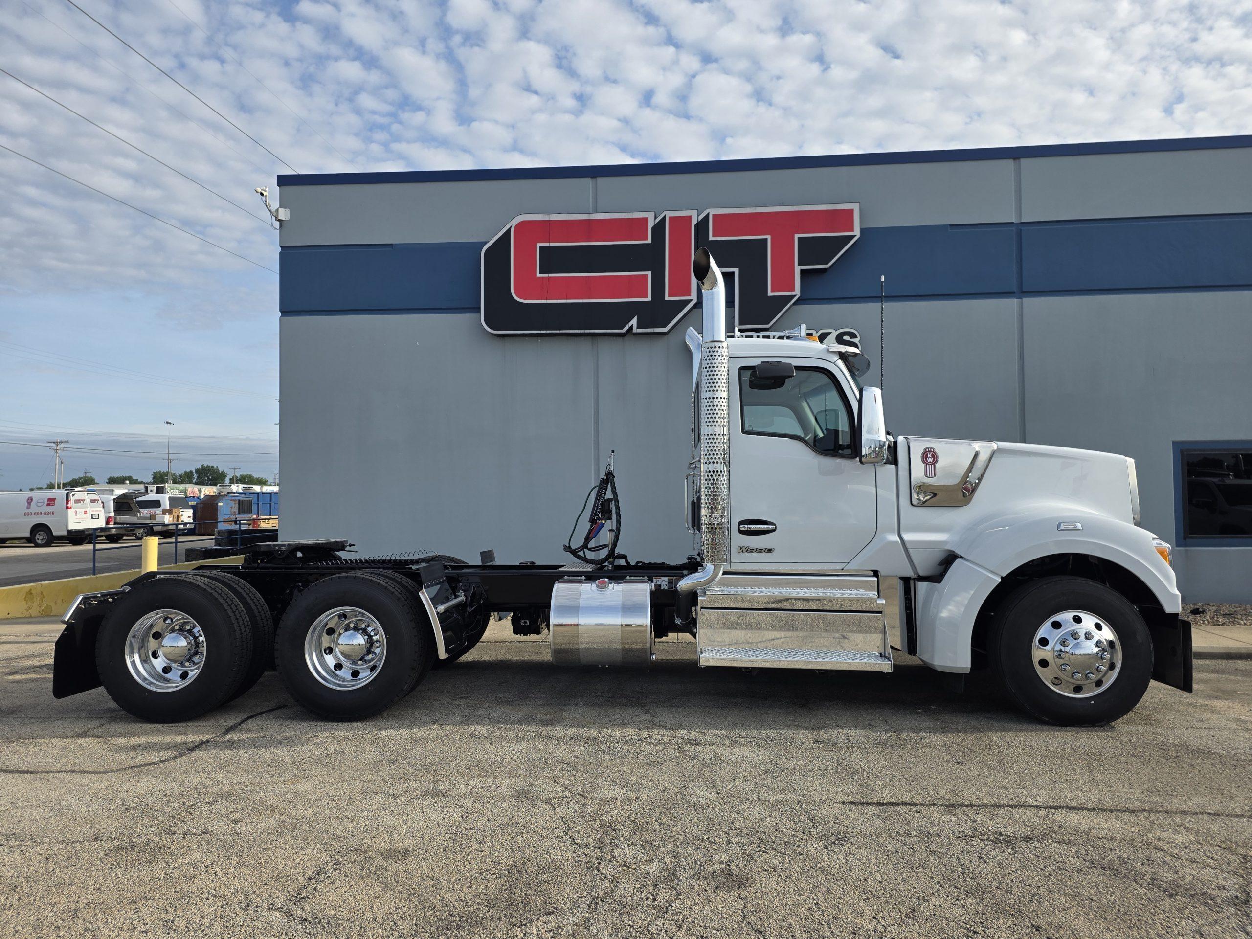 2027 Kenworth W990 in Springfield, IL — photo 4