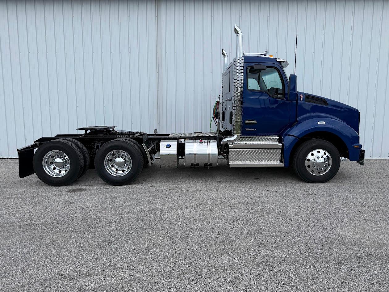 2027 Kenworth T880 in Fenton, MO — photo 3